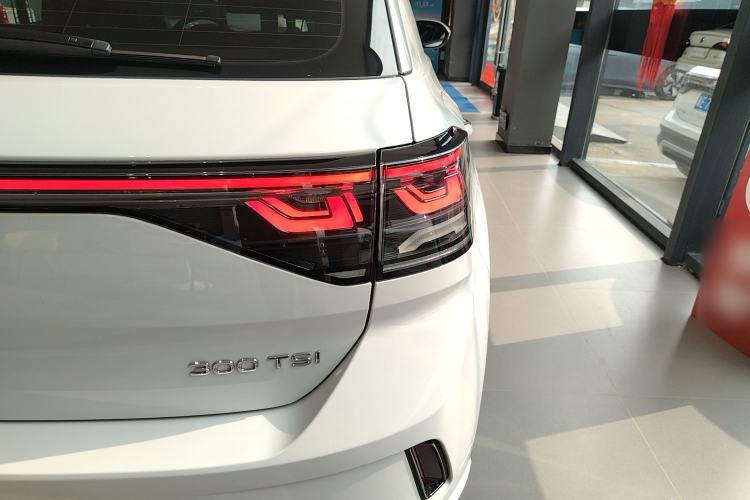 Used Volkswagen T-ROC 2023 300TSI DSG Two-Wheel-Drive Chen Guang Edition
