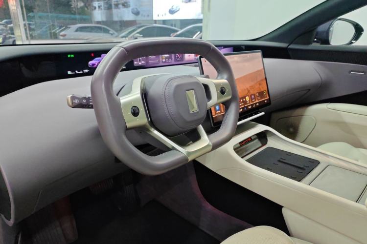 Used  12 2024 700 Three-Laser Rear-Wheel Drive Luxury Edition
