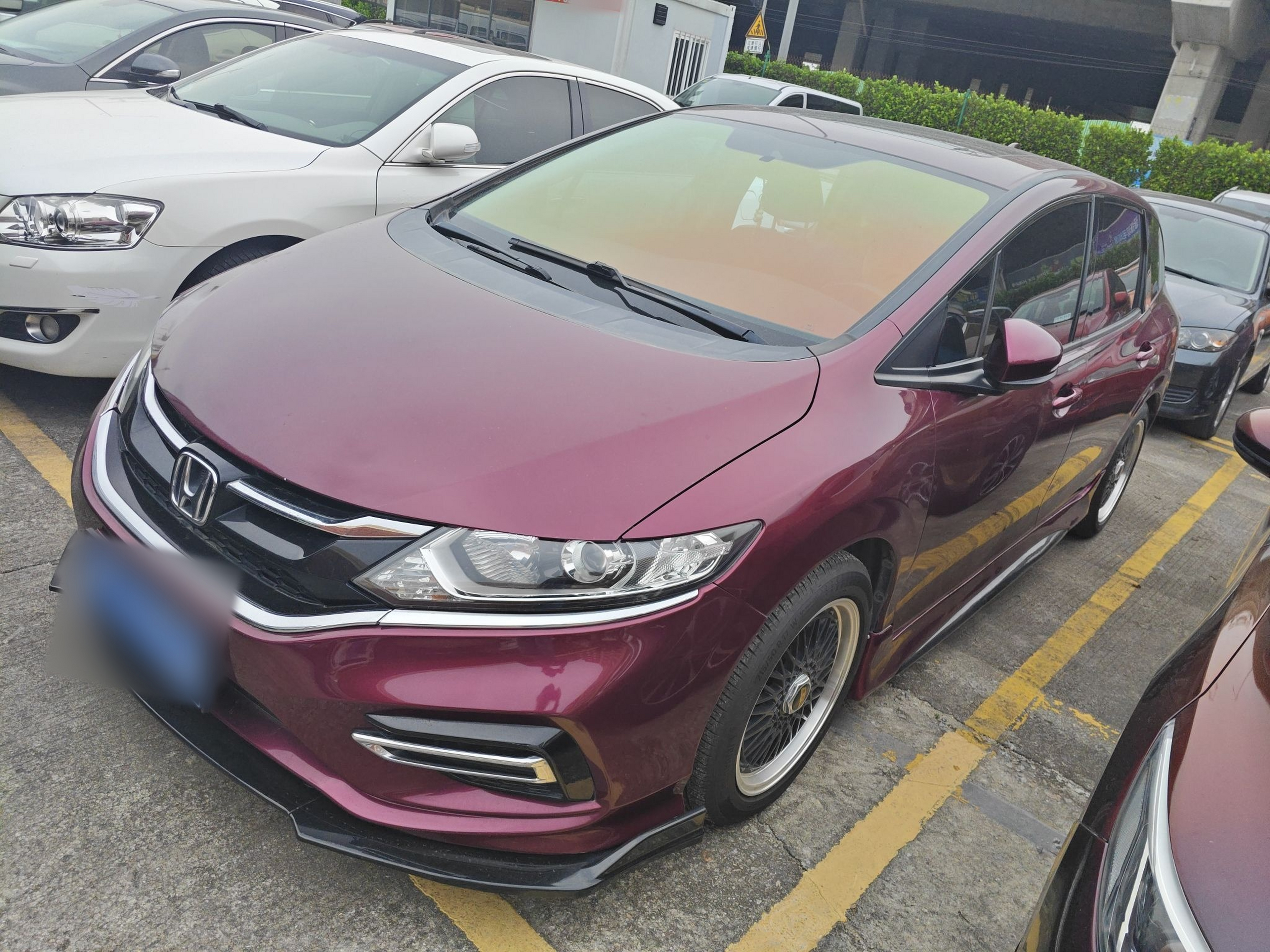 تحت مقدمة السيارة