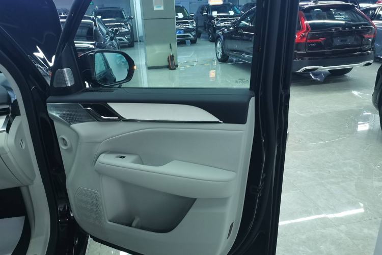 Used Volvo EM90 2025 Ultra Six-Seater
