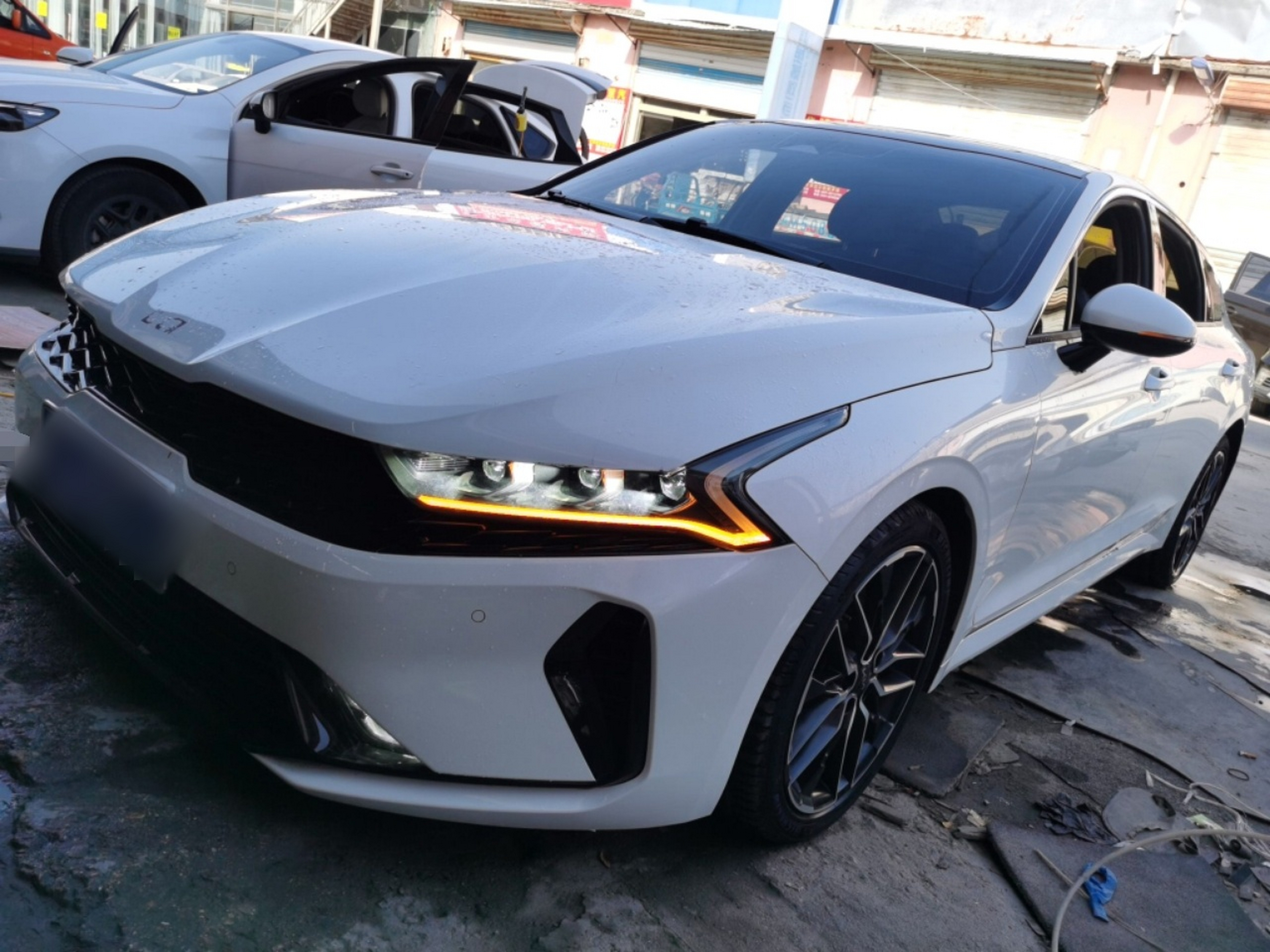 تحت مقدمة السيارة