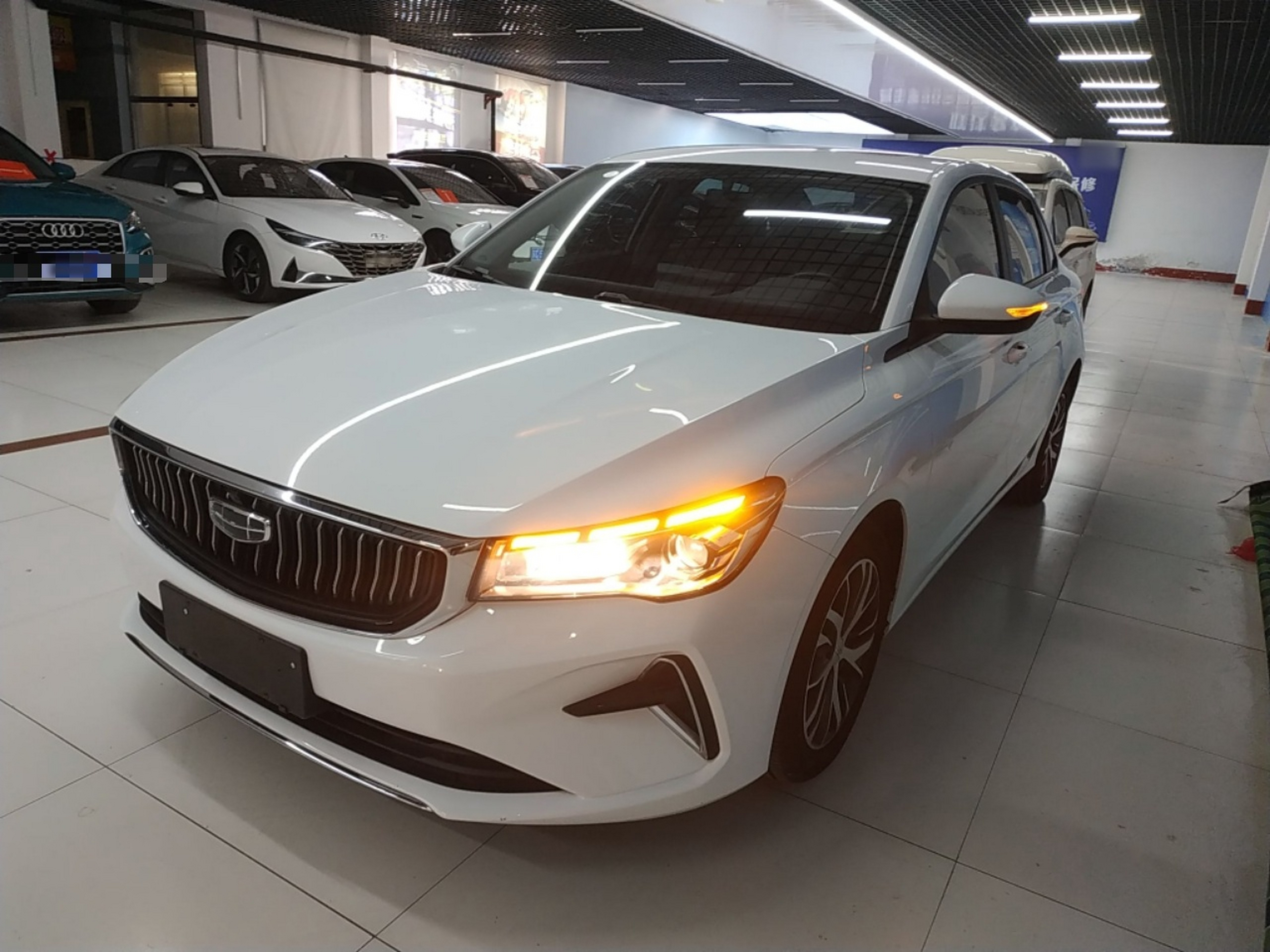 تحت مقدمة السيارة