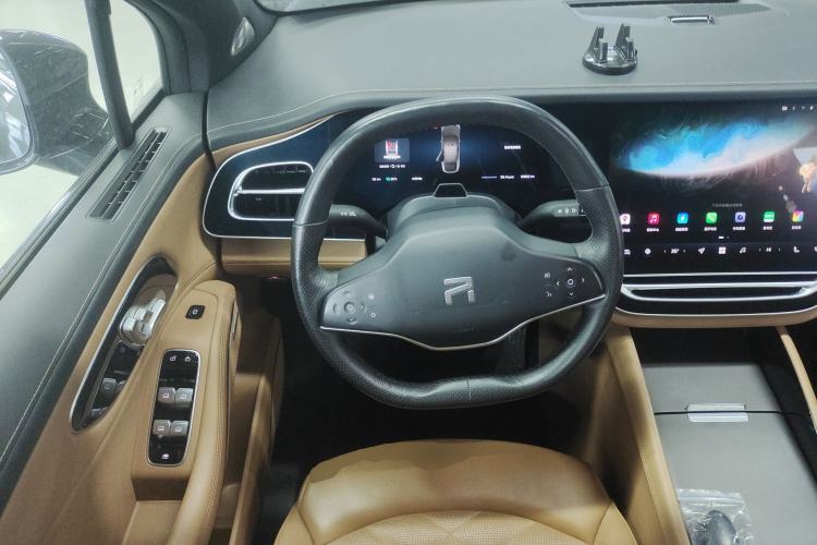 Used  R7 2023 Rear-Drive Screen King Pro Edition
