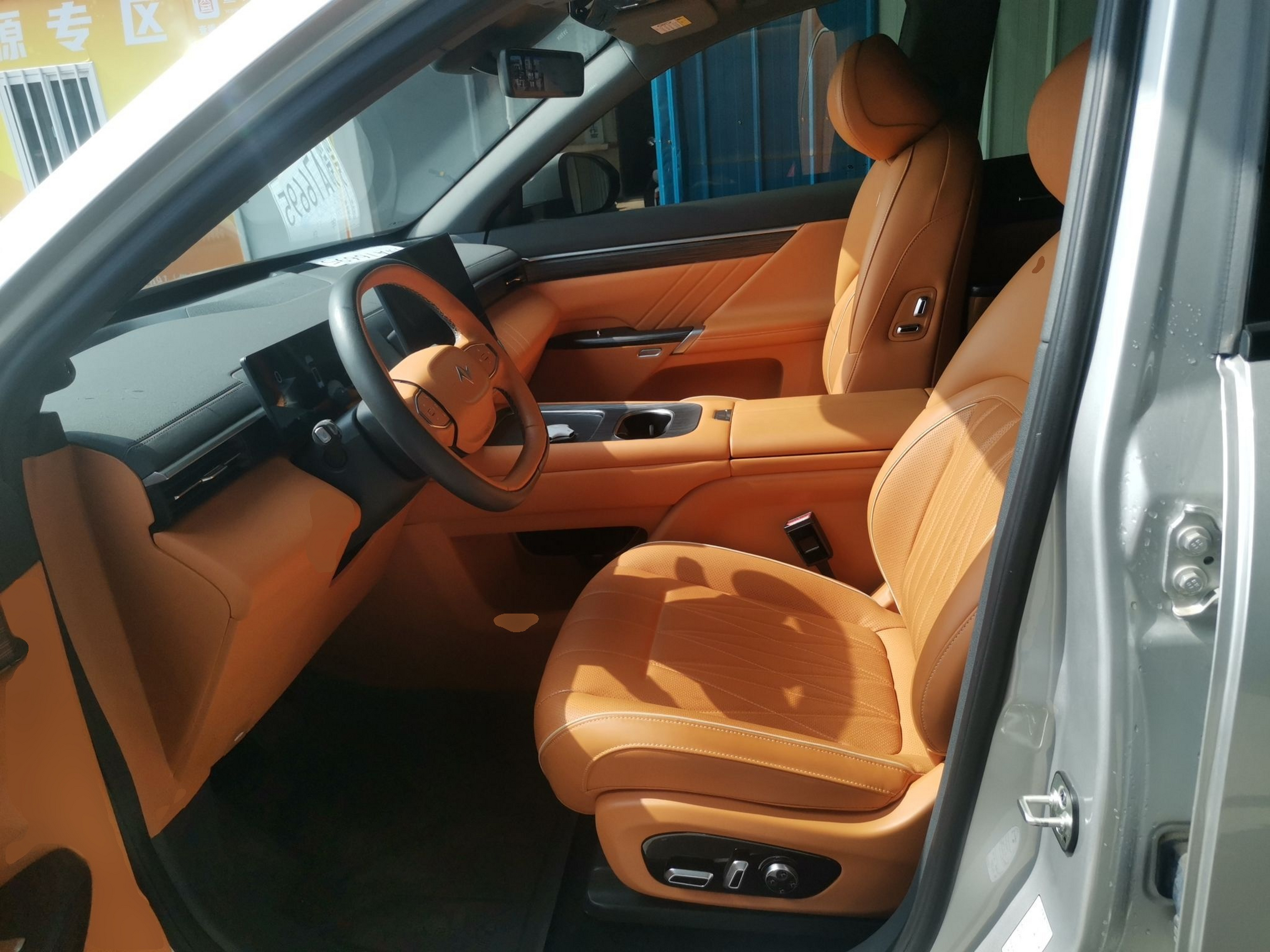 المقاعد الأمامية داخل السيارة