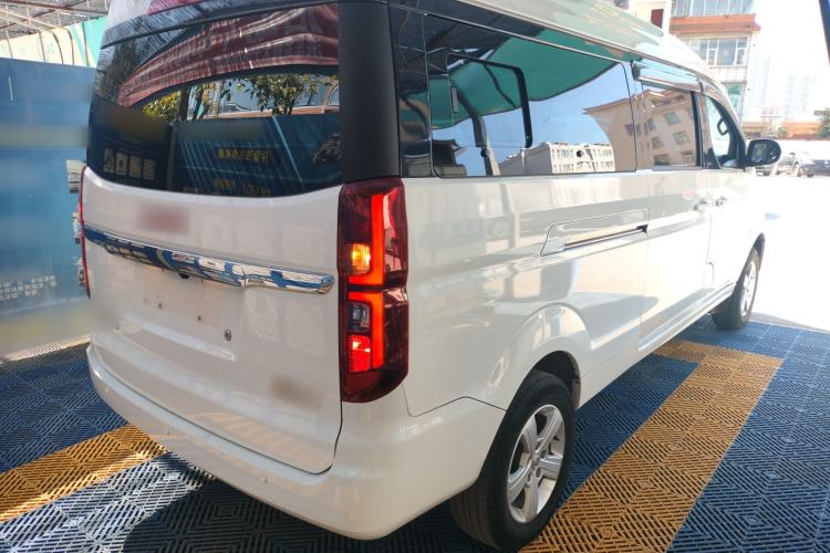 Used Jinbei Gold Hiace 2023 1.5L Passenger Van Travel Lion 9-Seater with Central Air Conditioning