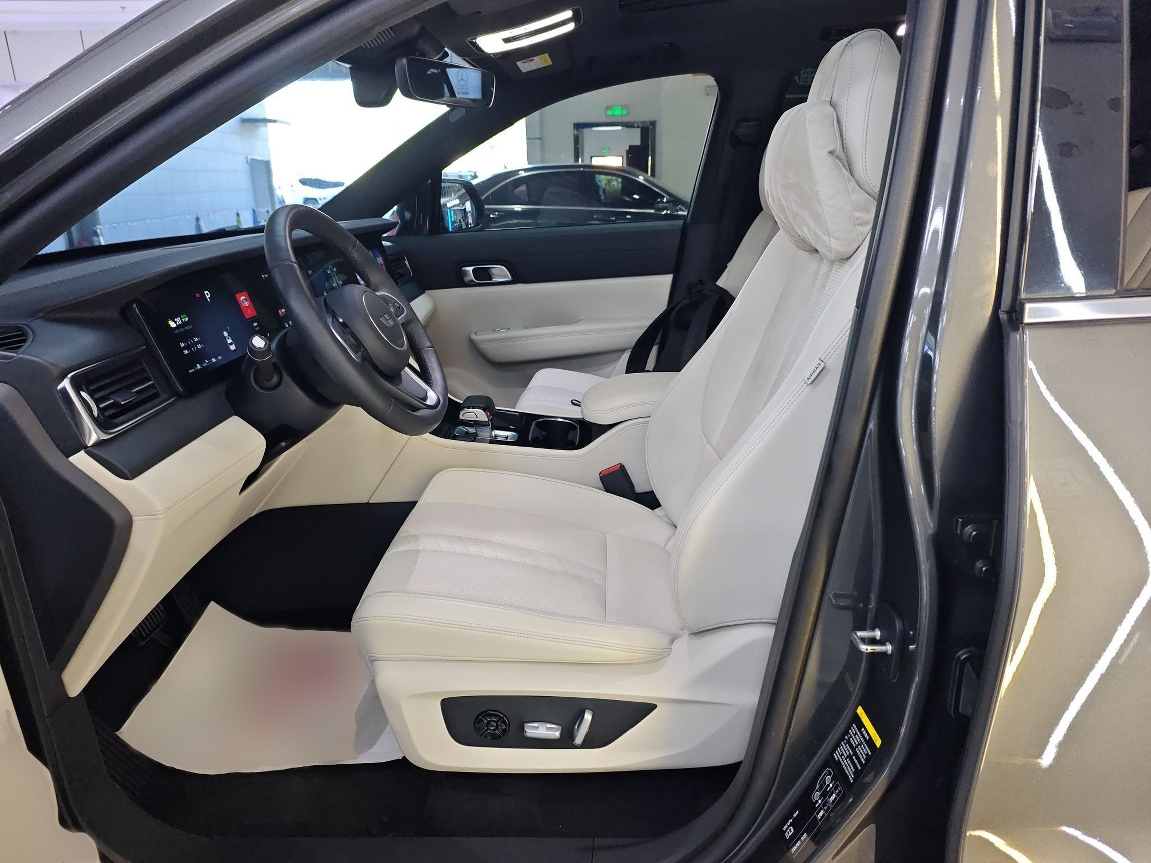 Переднее сиденье в автомобиле