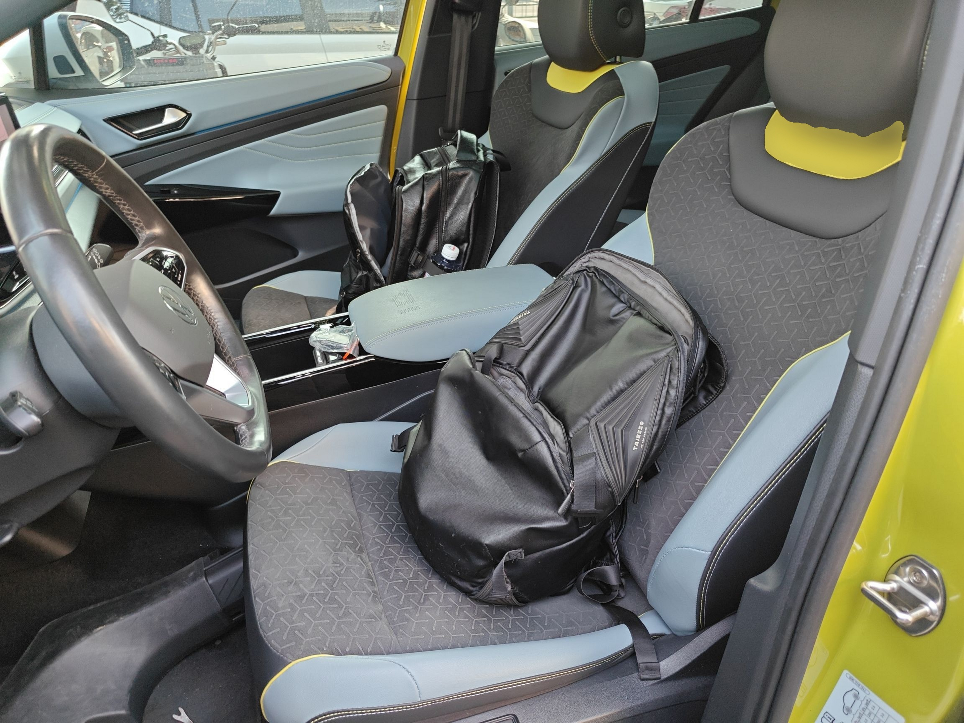 المقاعد الأمامية داخل السيارة