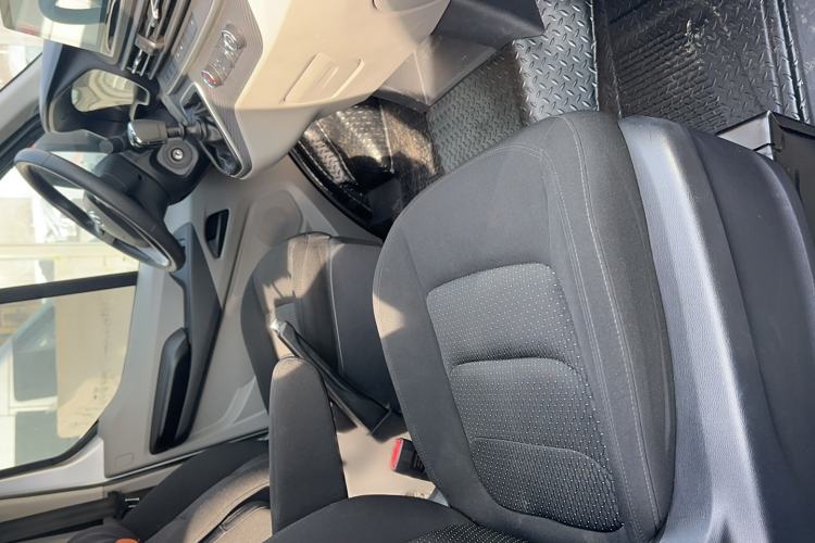 Used SAIC MAXUS Xintu V90 2022 2.0T Manual Zhiyun King Rear-Drive Short Wheelbase Mid-Roof Design with Single Rear Tire and 6 Seats