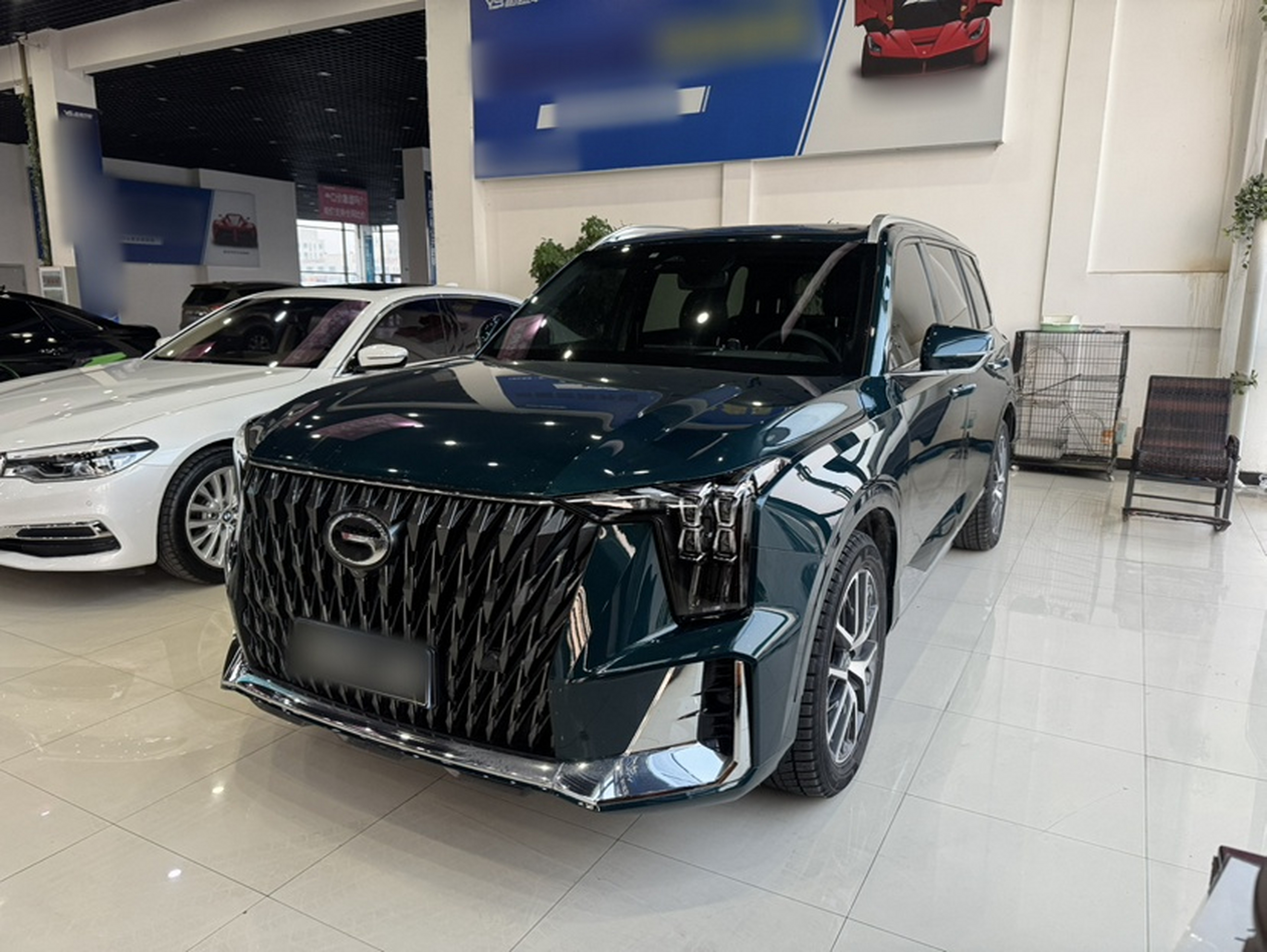 تحت مقدمة السيارة