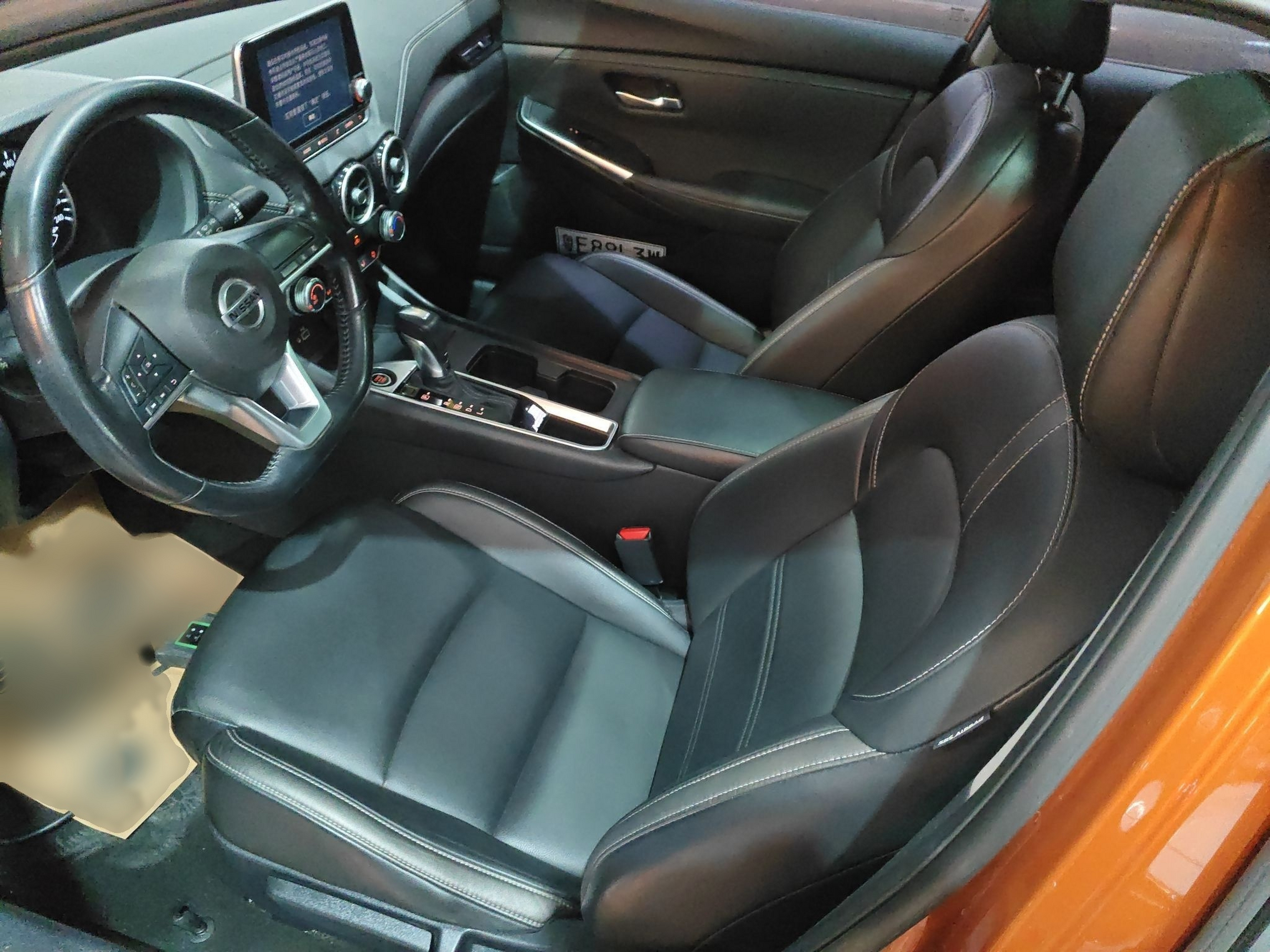 المقاعد الأمامية داخل السيارة