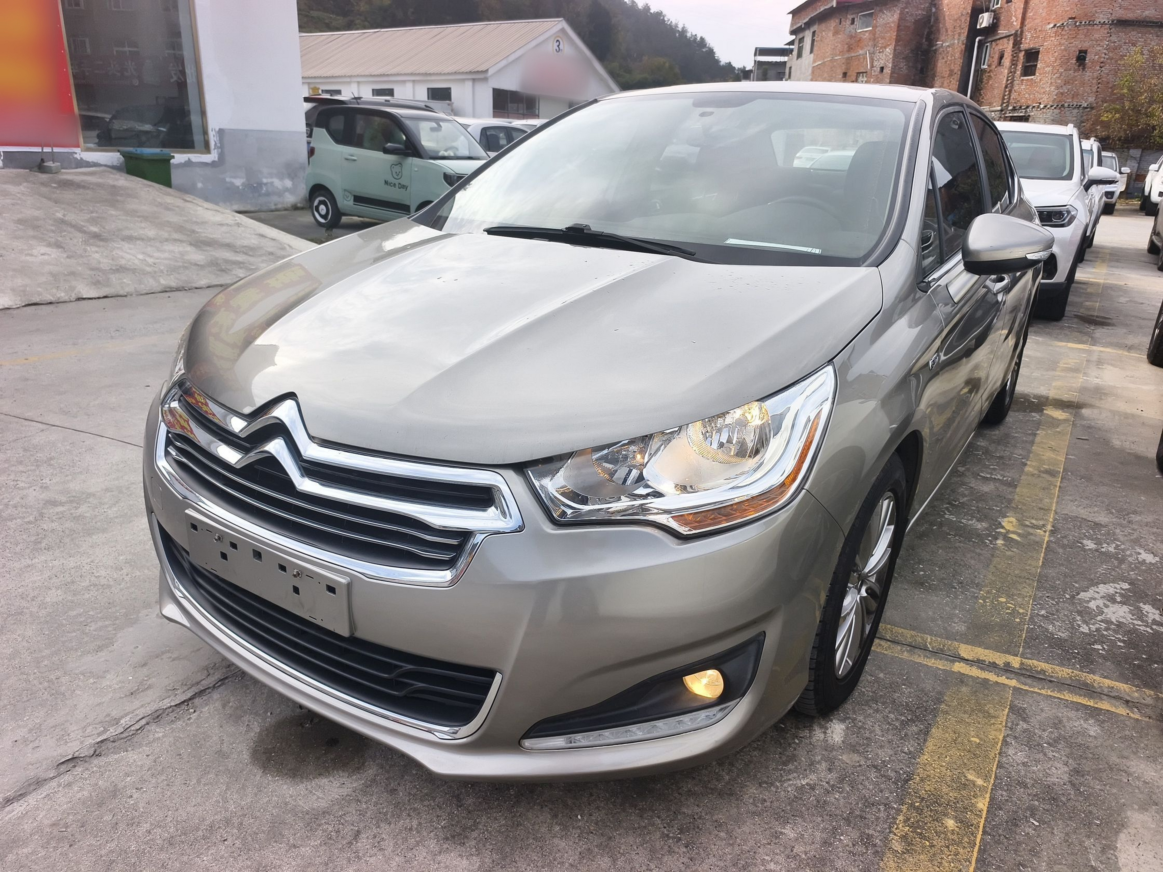 تحت مقدمة السيارة