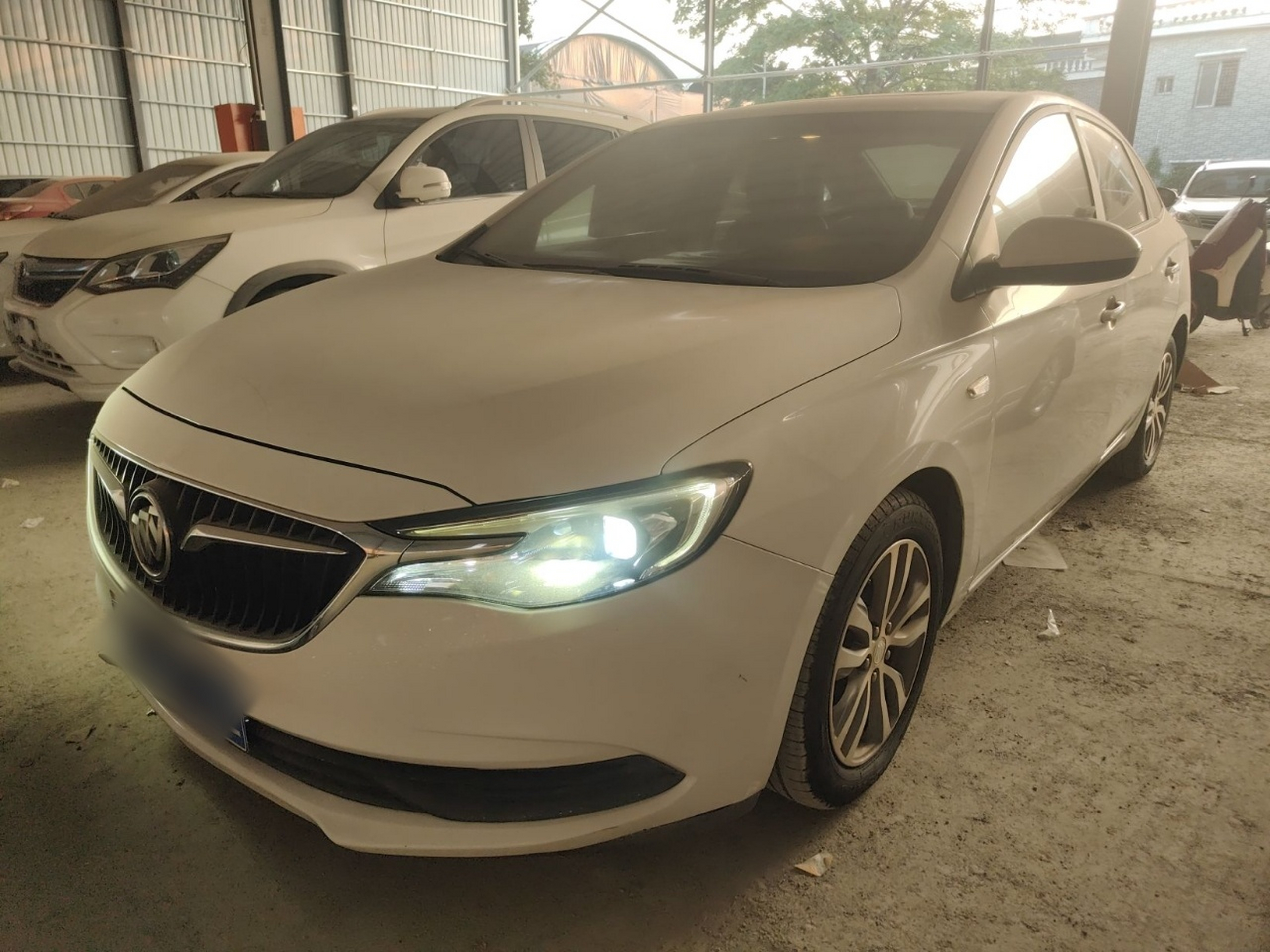 تحت مقدمة السيارة