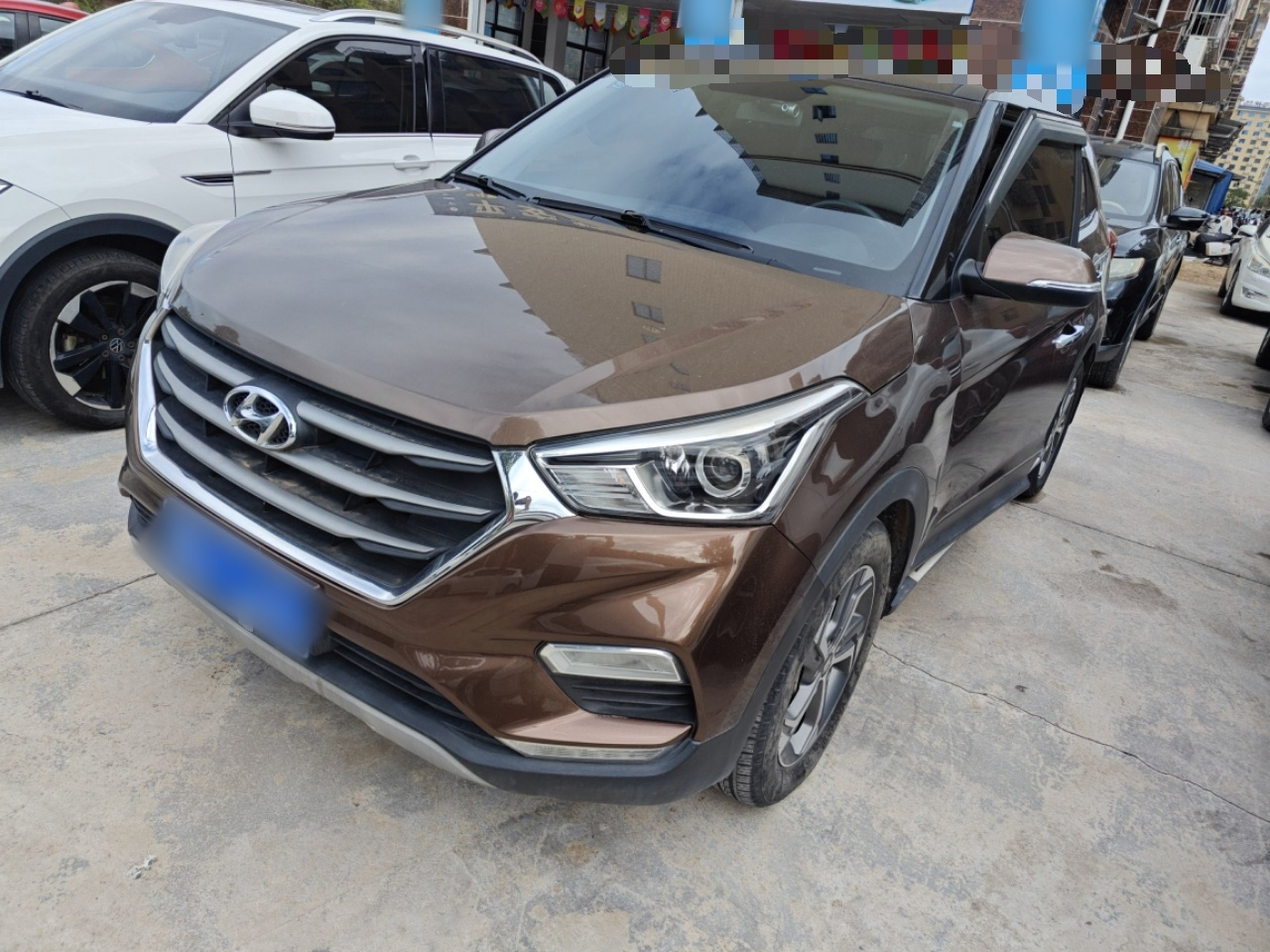 Под передней частью автомобиля