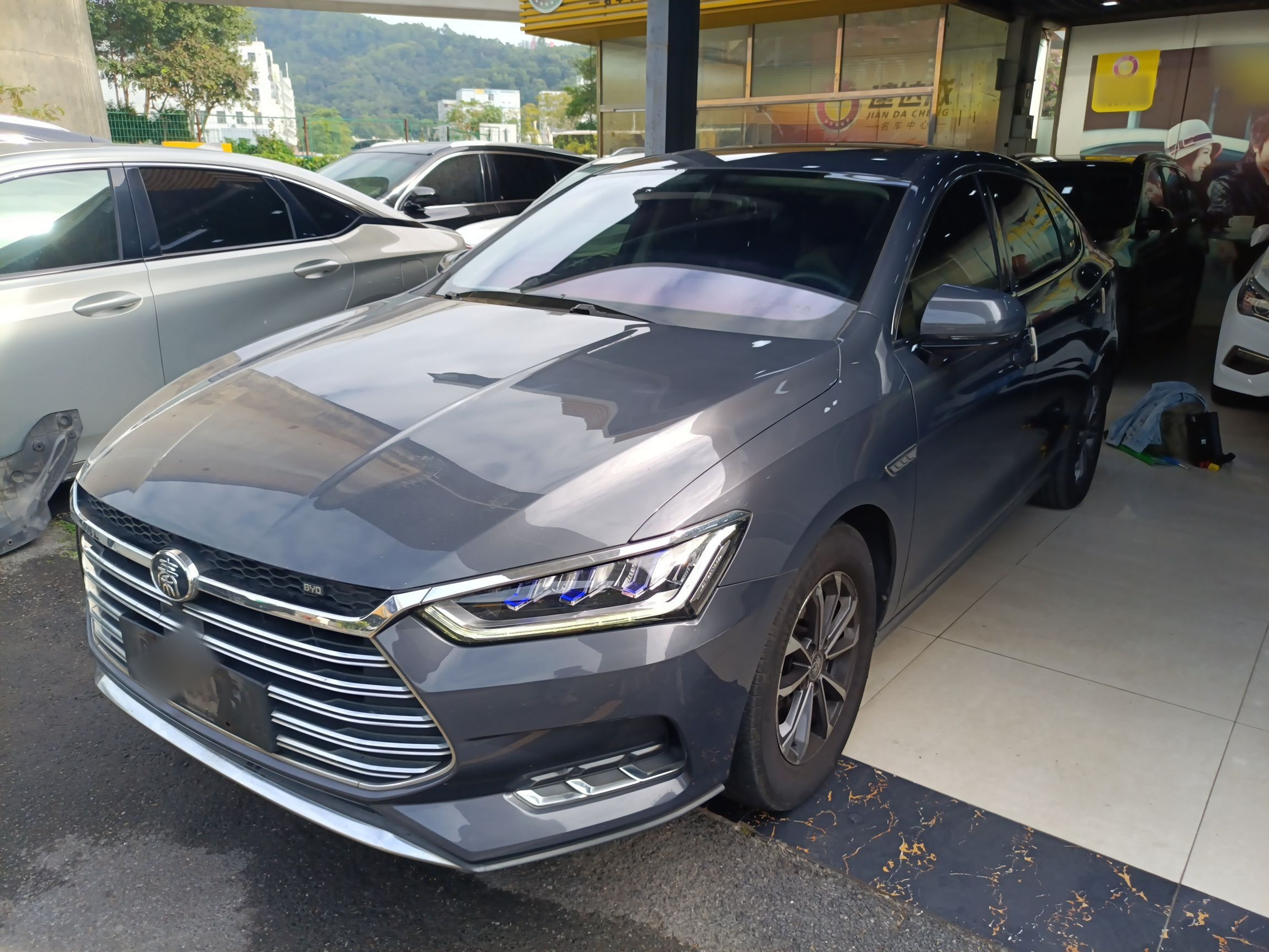 Под передней частью автомобиля