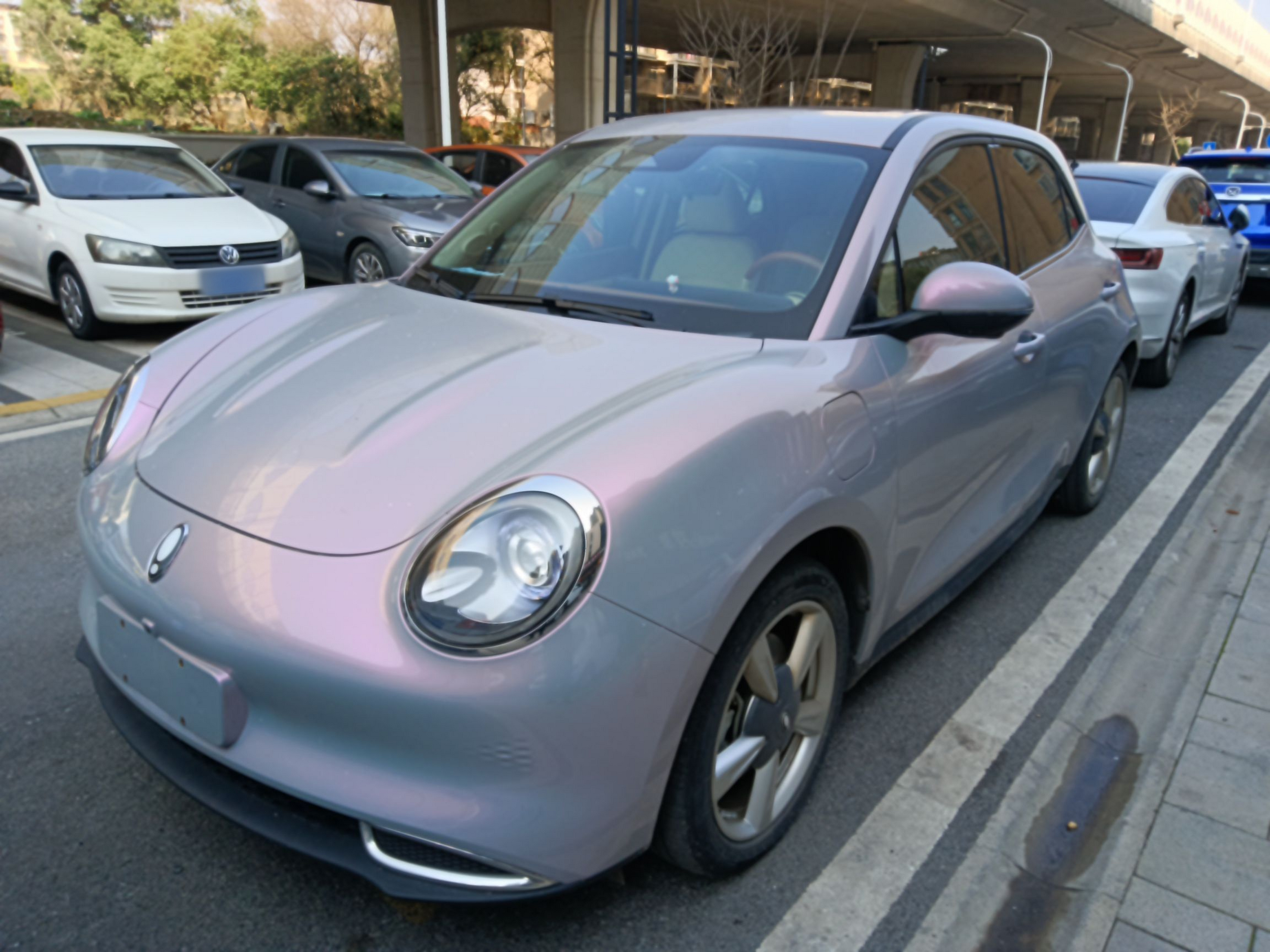 Под передней частью автомобиля