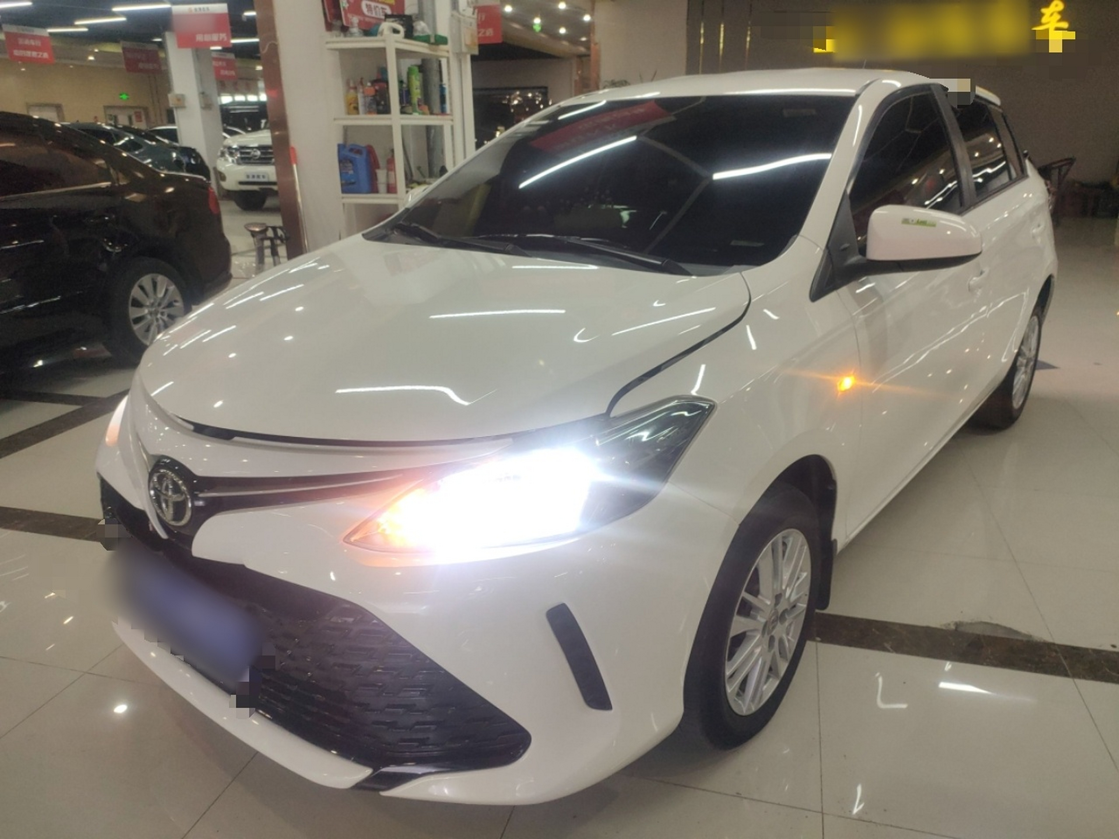 تحت مقدمة السيارة