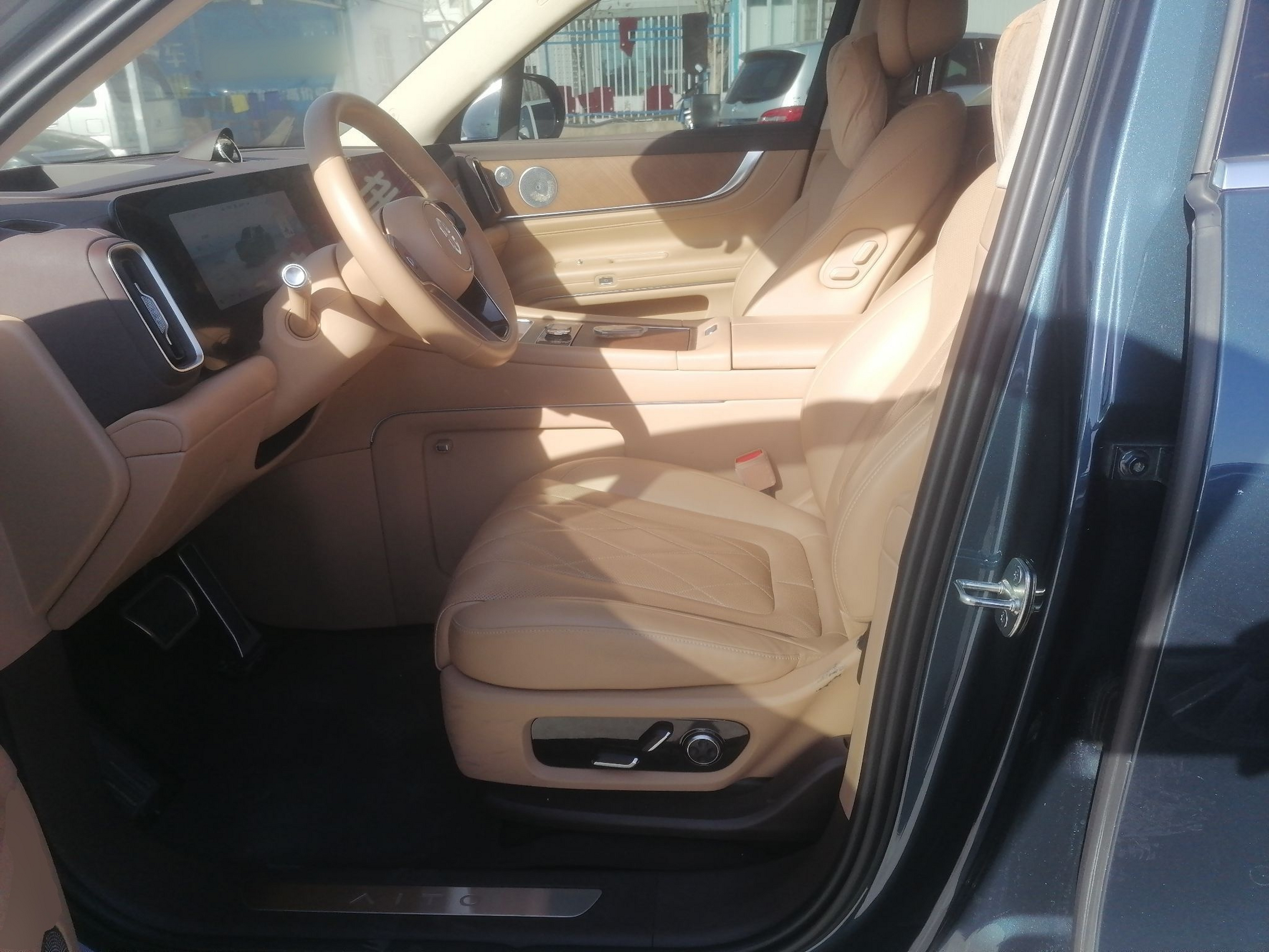 Переднее сиденье в автомобиле