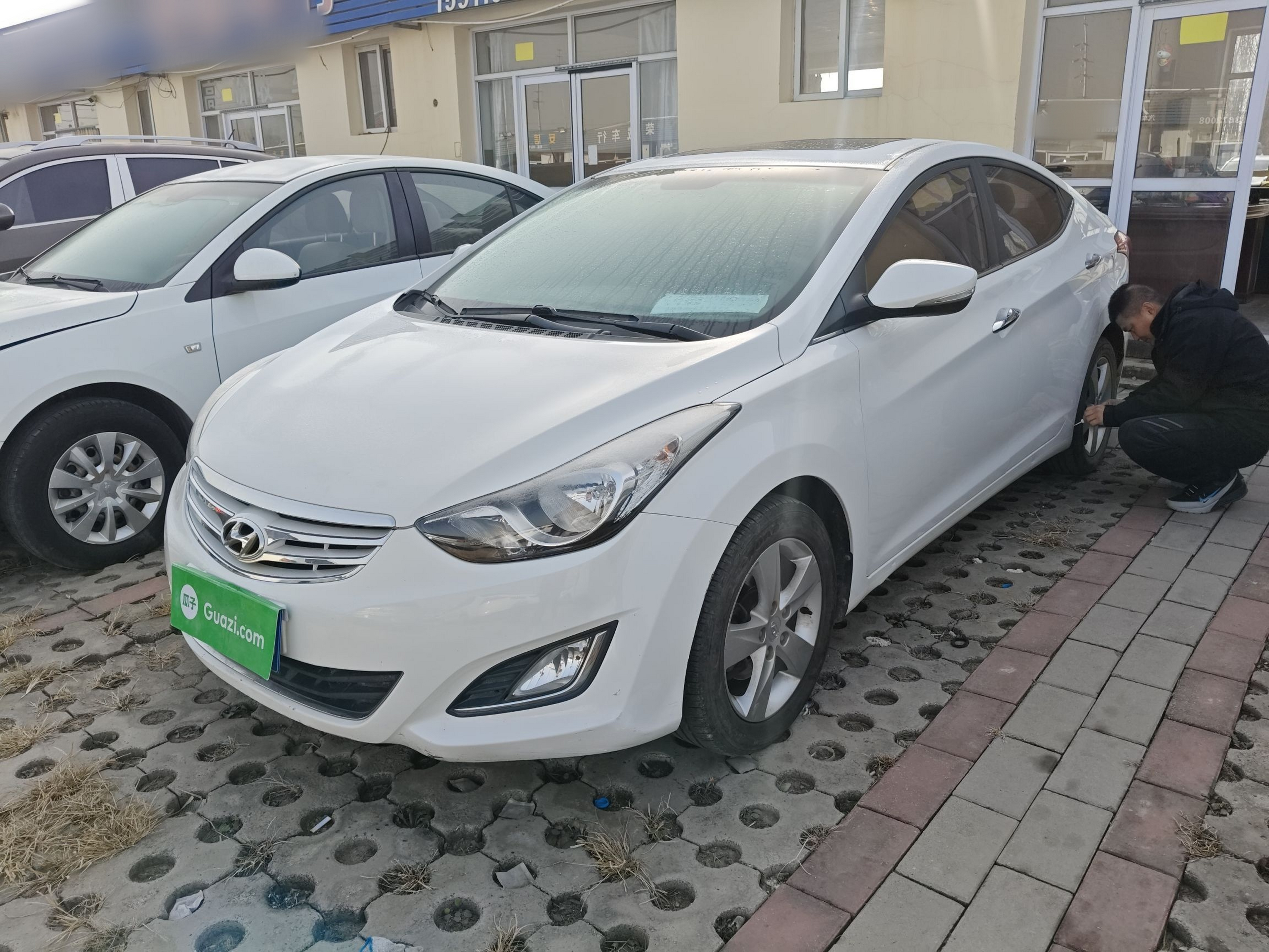 Под передней частью автомобиля