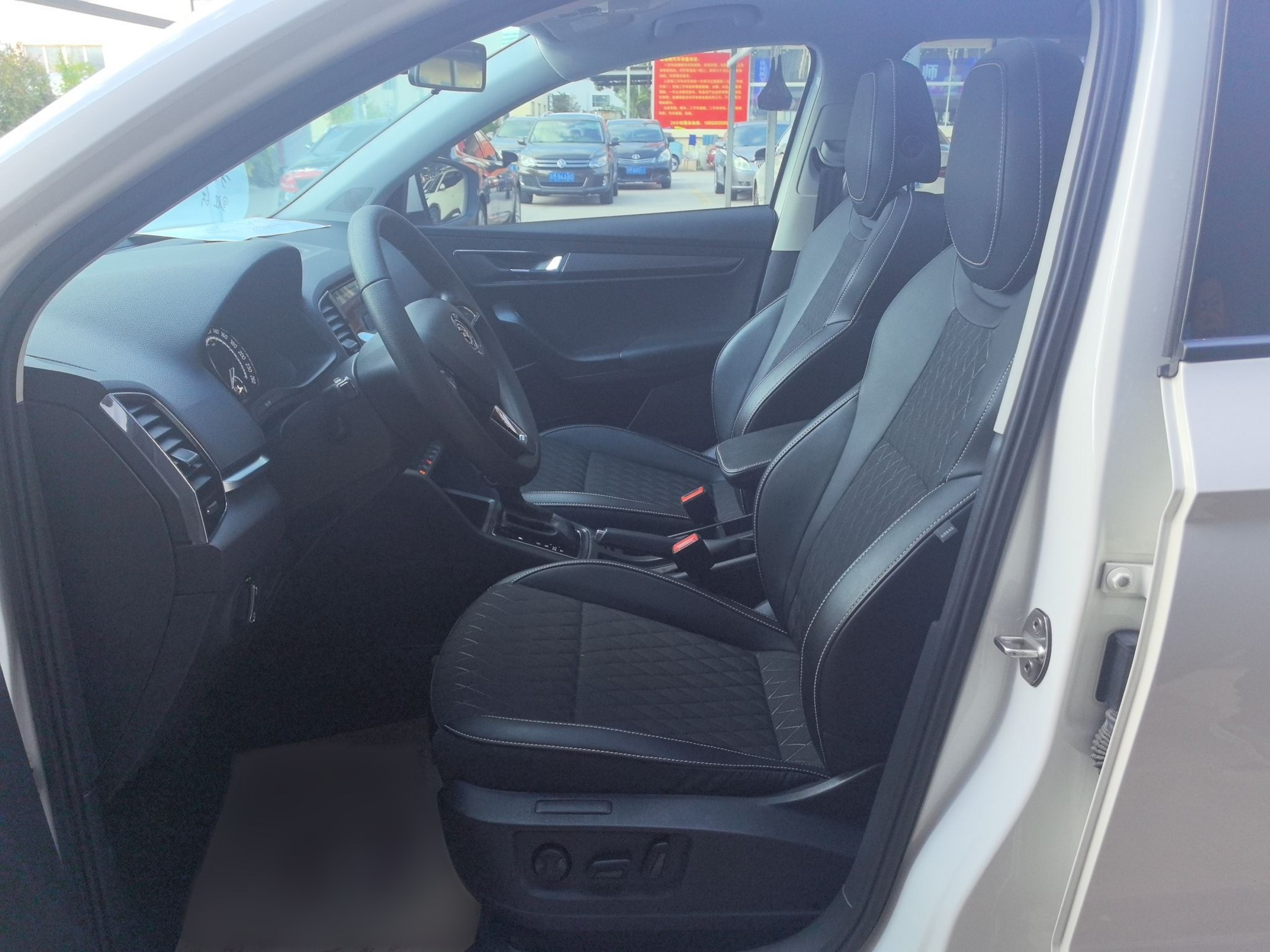 Переднее сиденье в автомобиле