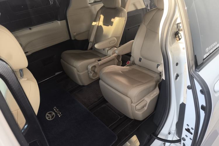 Used Toyota Sienna 2023 2.5L Hybrid Deluxe Edition