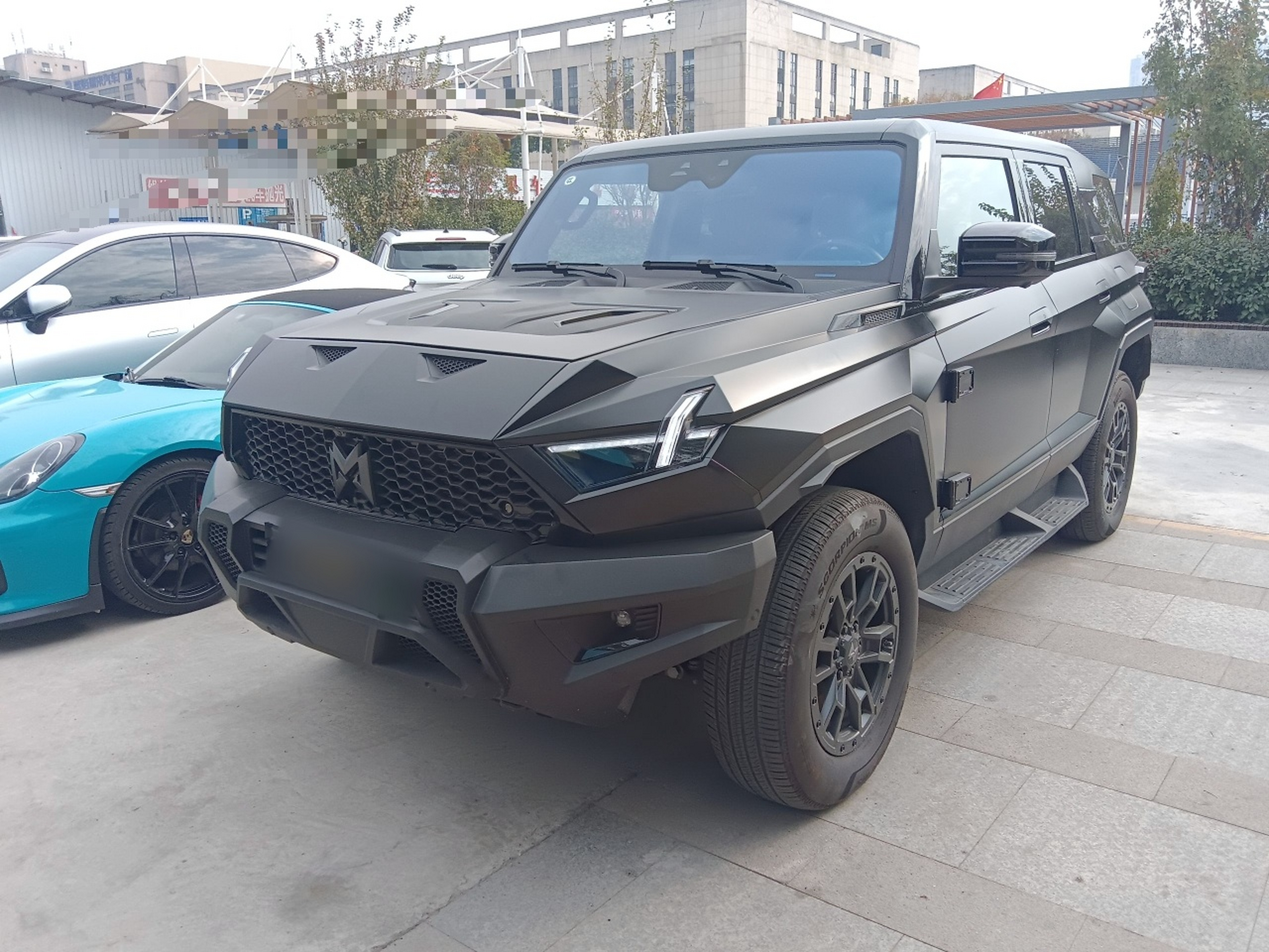 Под передней частью автомобиля