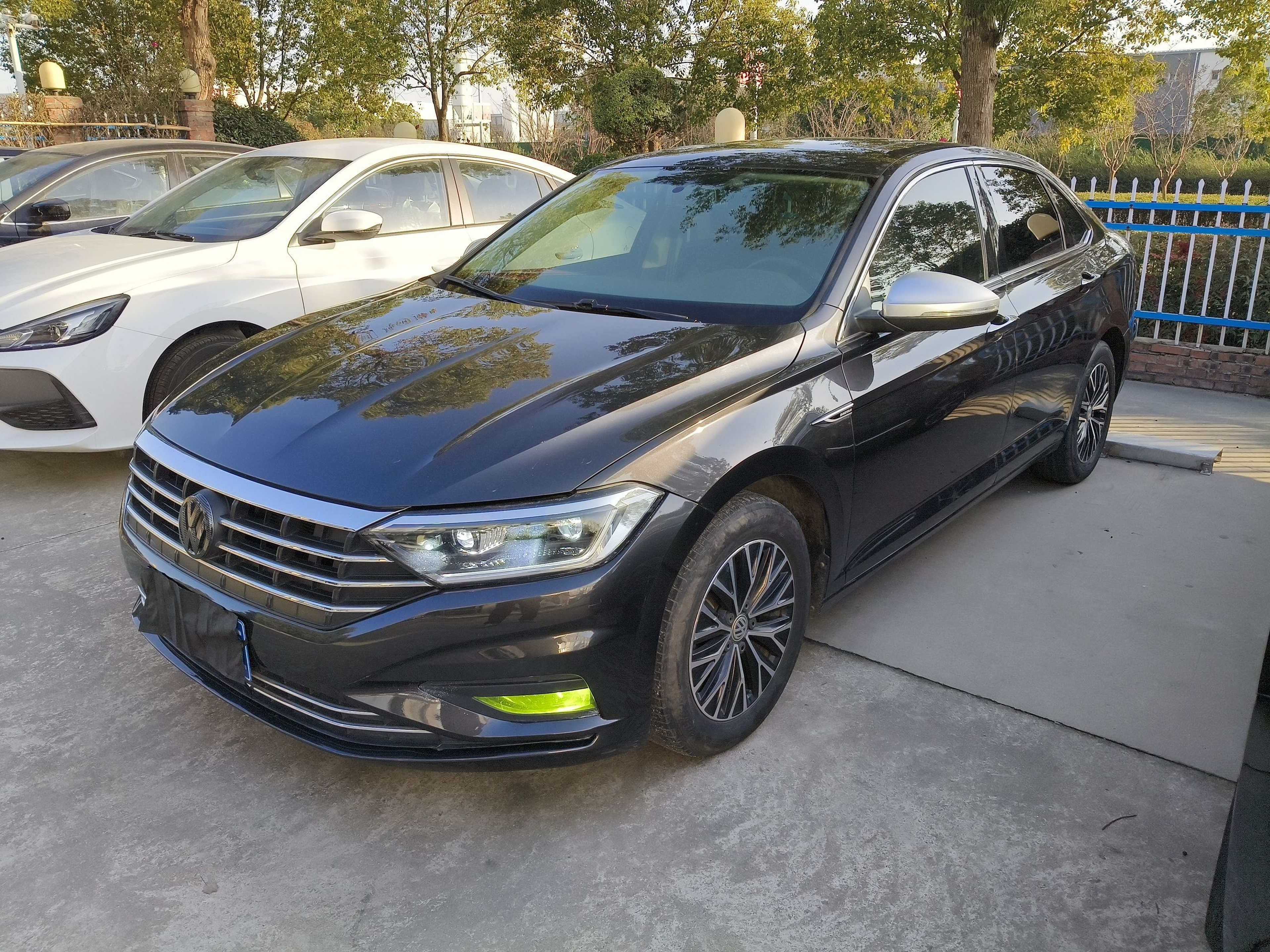 Под передней частью автомобиля