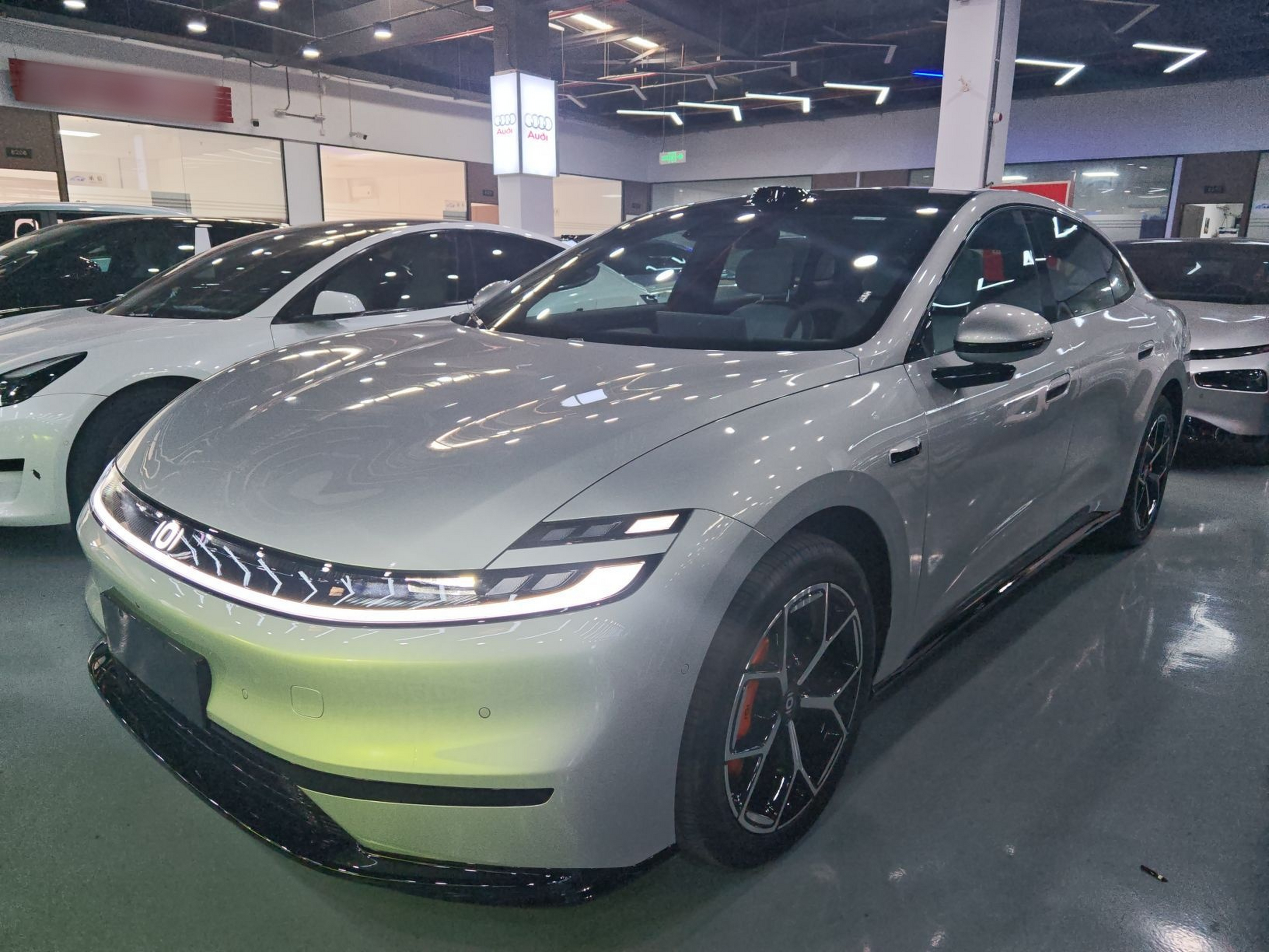 Под передней частью автомобиля