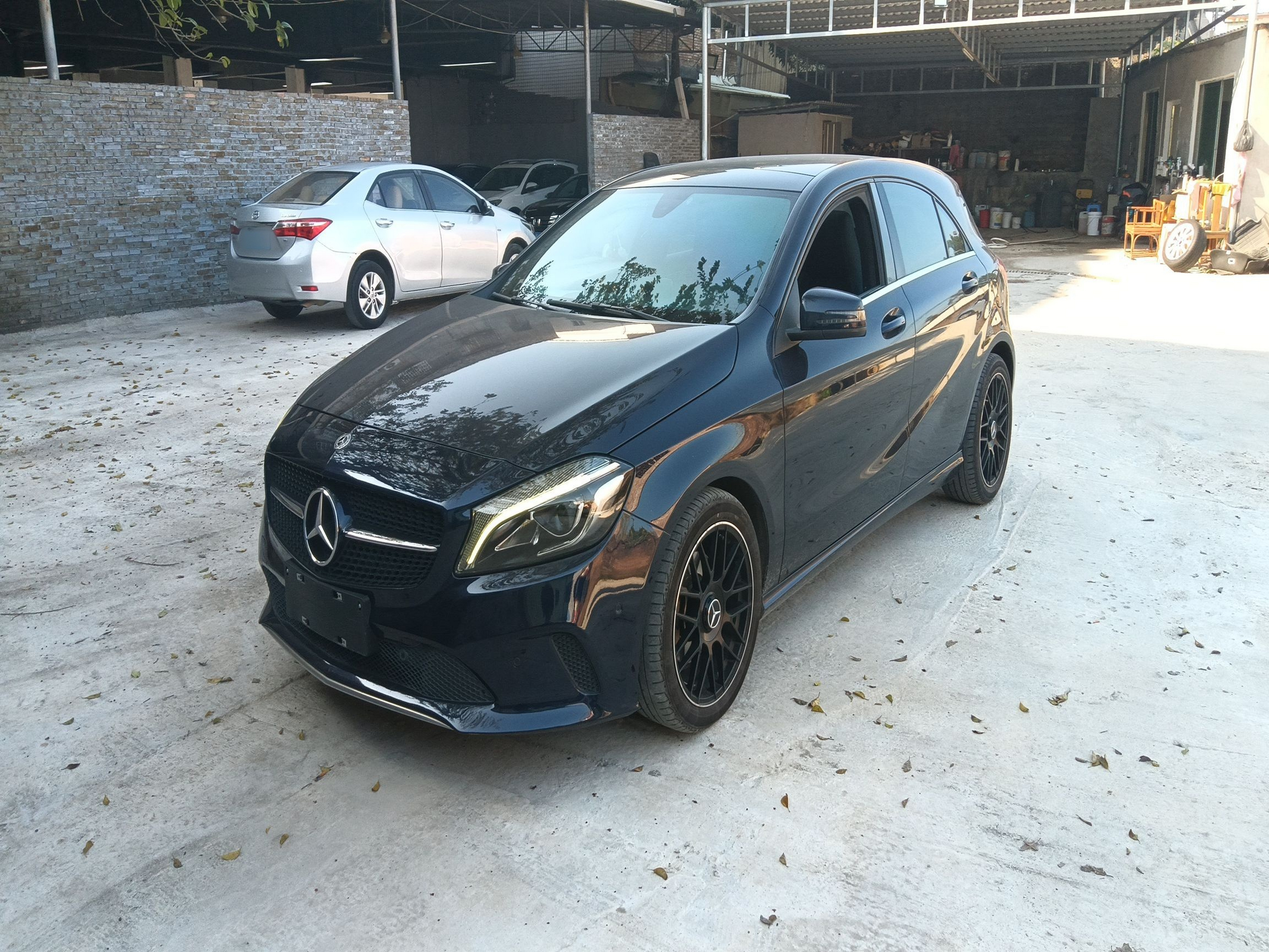 تحت مقدمة السيارة