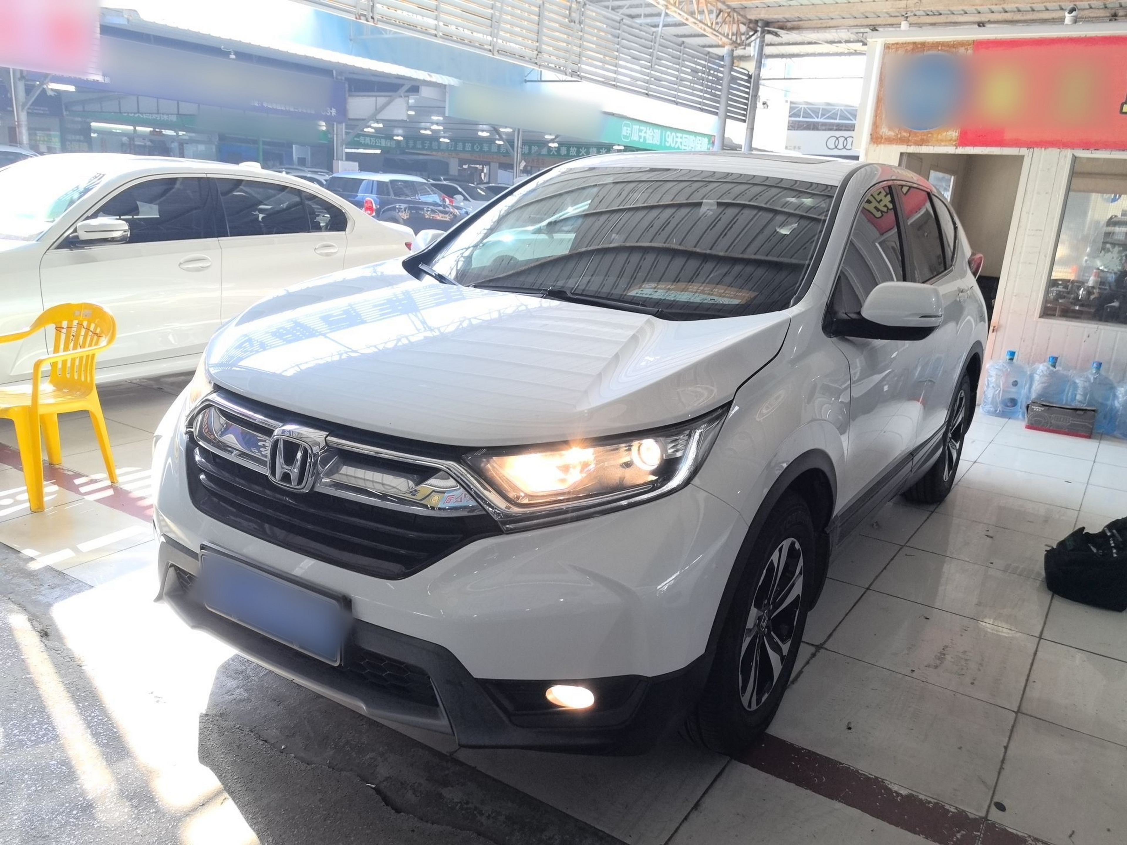 Под передней частью автомобиля