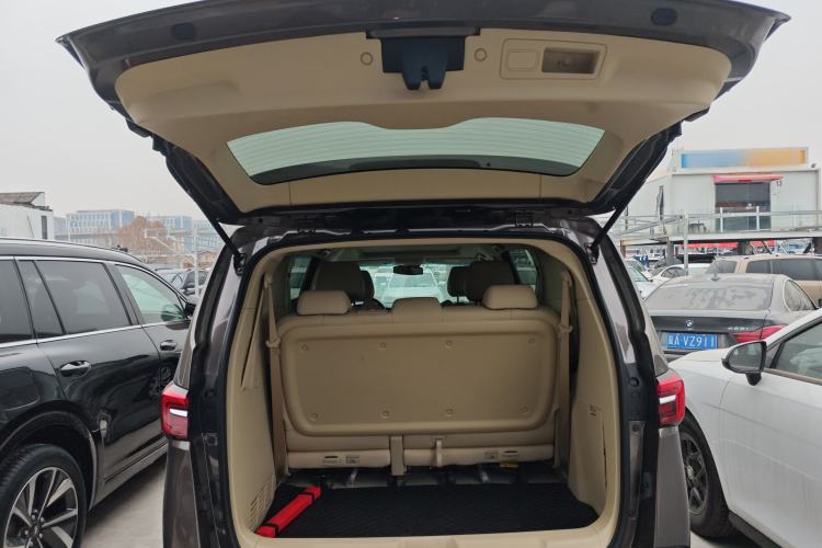 Used Buick GL8 2023 Facelifted Land Cruiser Executive Luxury Version
