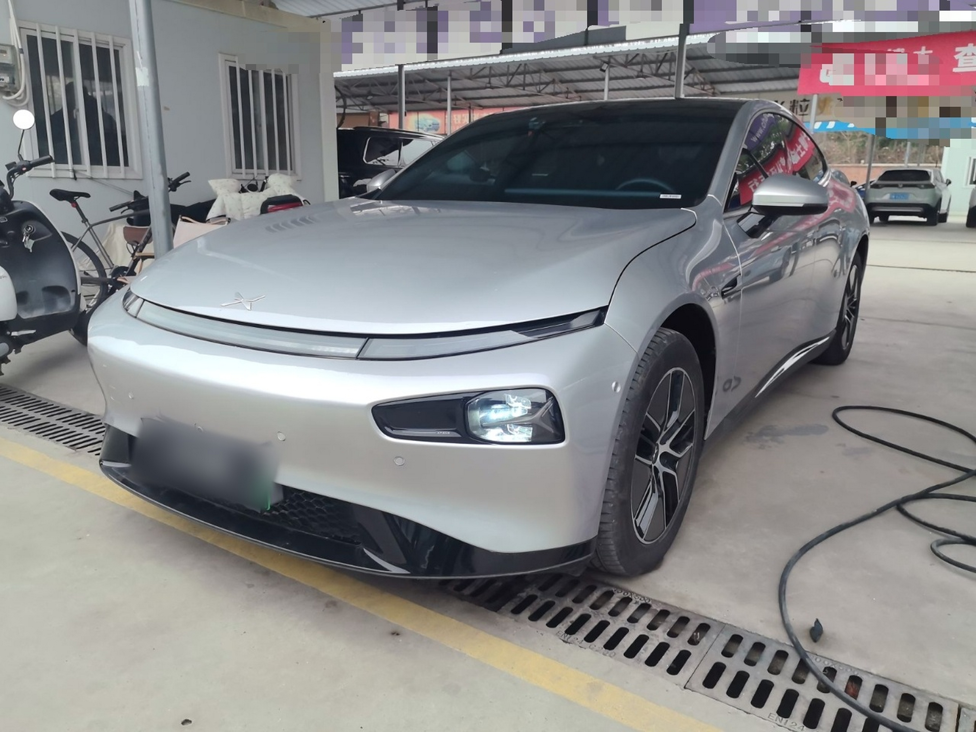 Под передней частью автомобиля