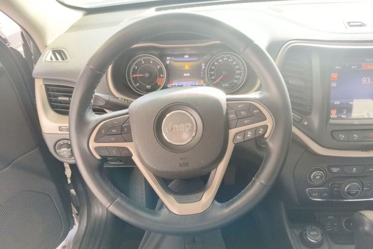 Used  Cherokee 2014 2.4L Luxury Edition
