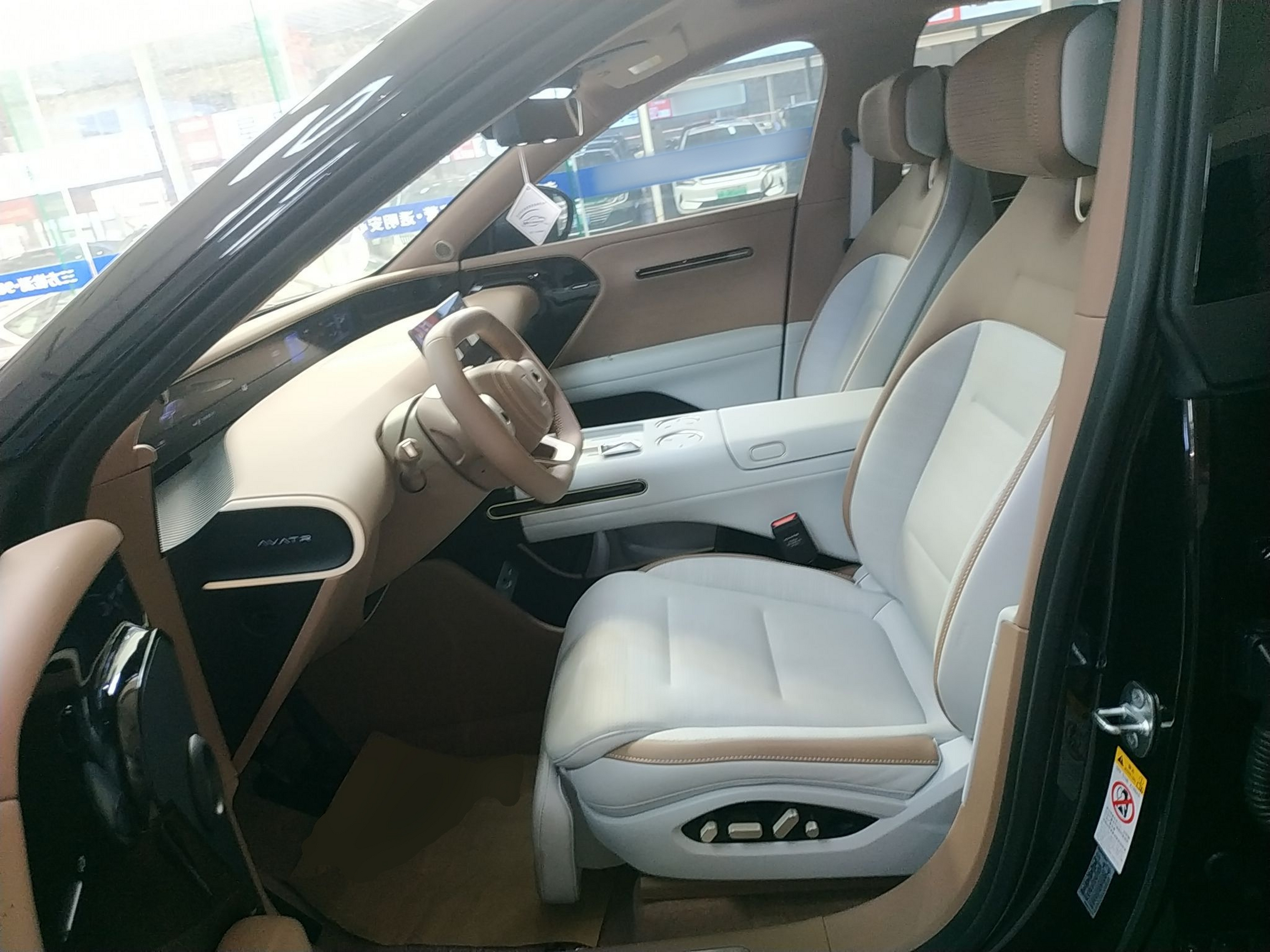 المقاعد الأمامية داخل السيارة