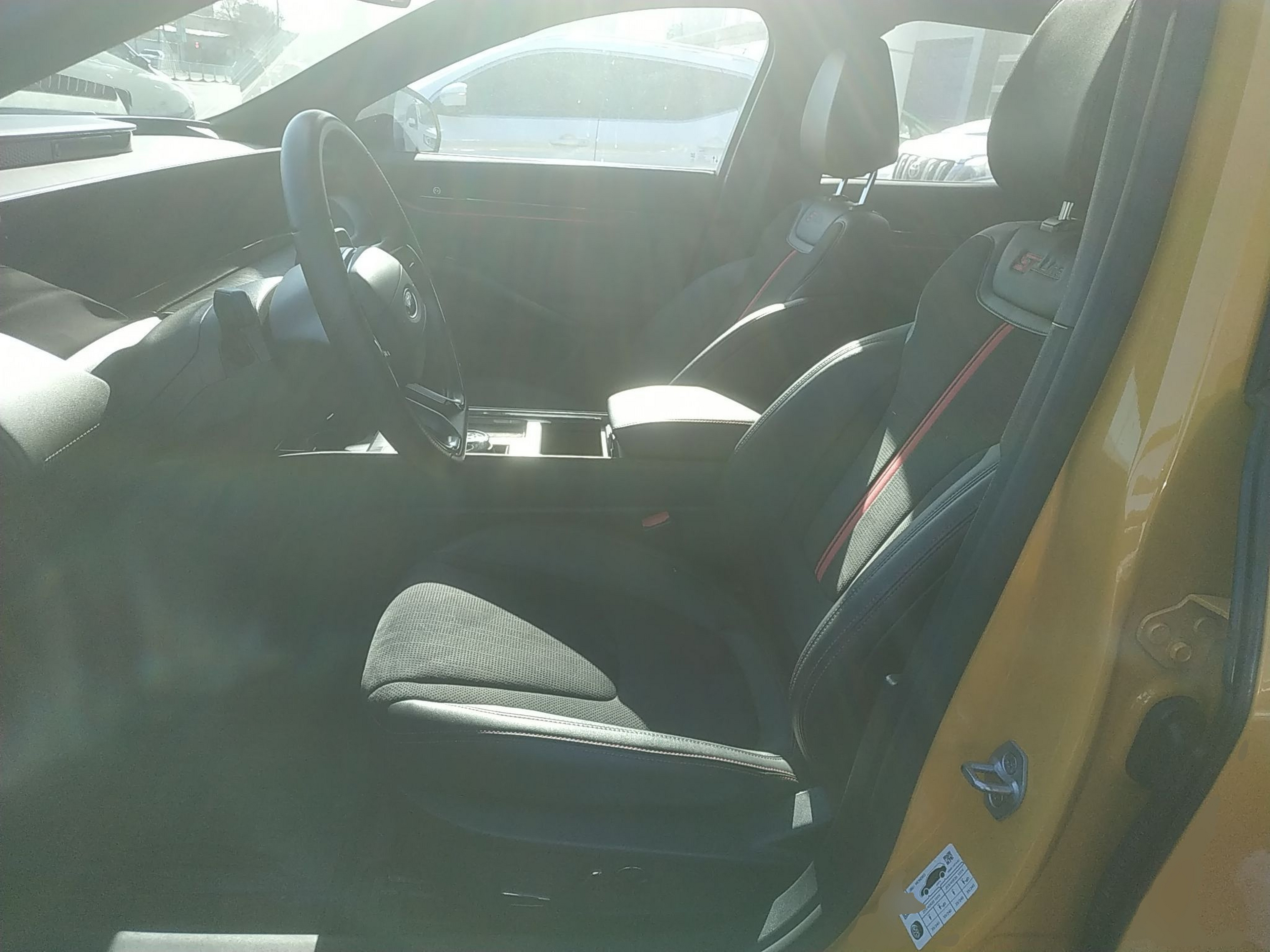 المقاعد الأمامية داخل السيارة