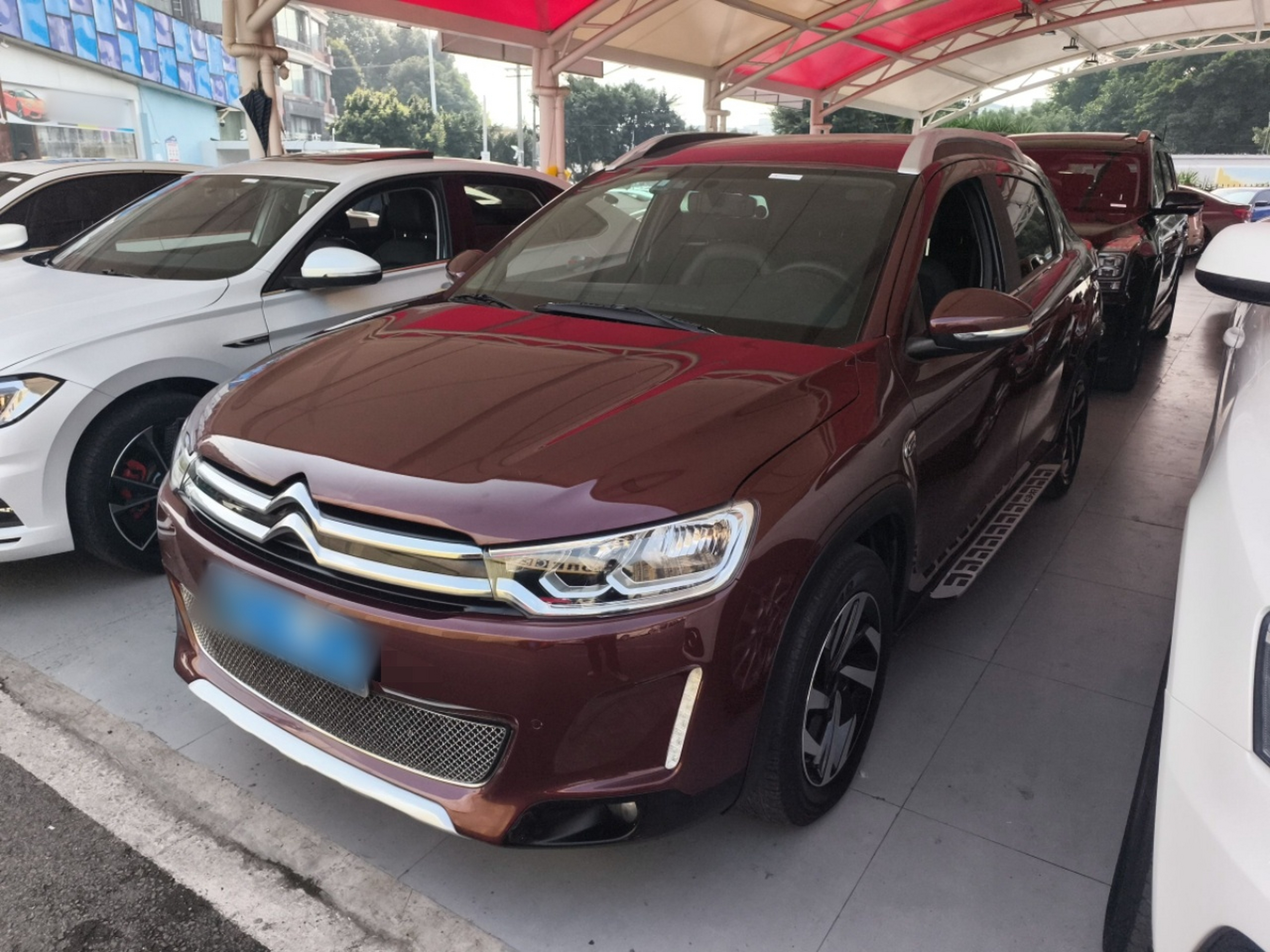 Под передней частью автомобиля