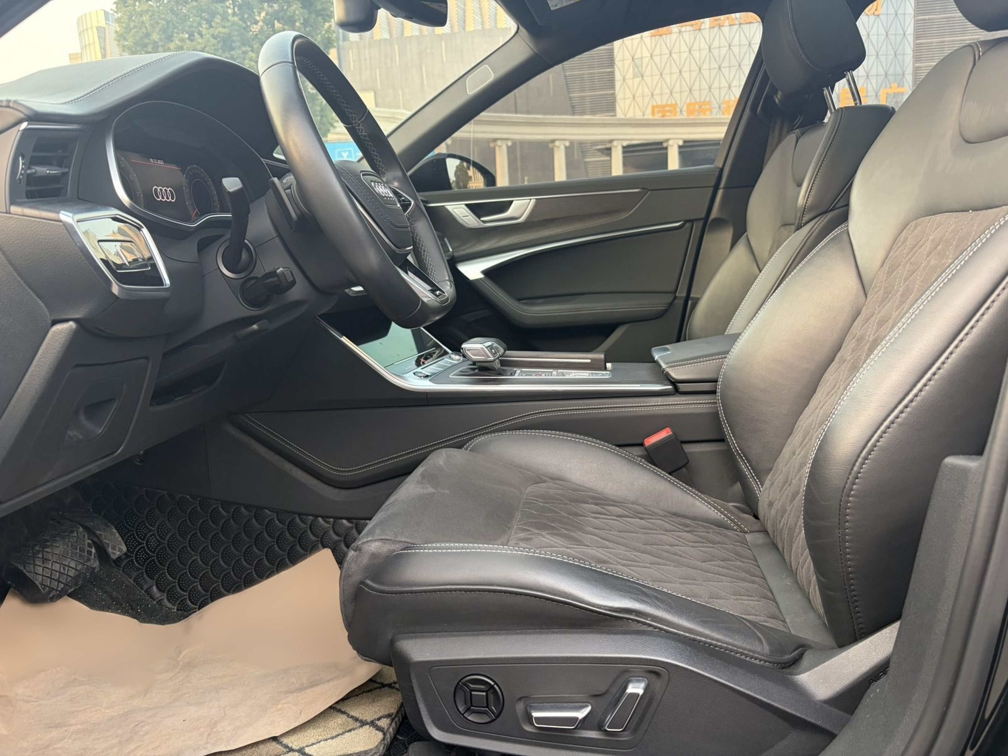 Переднее сиденье в автомобиле