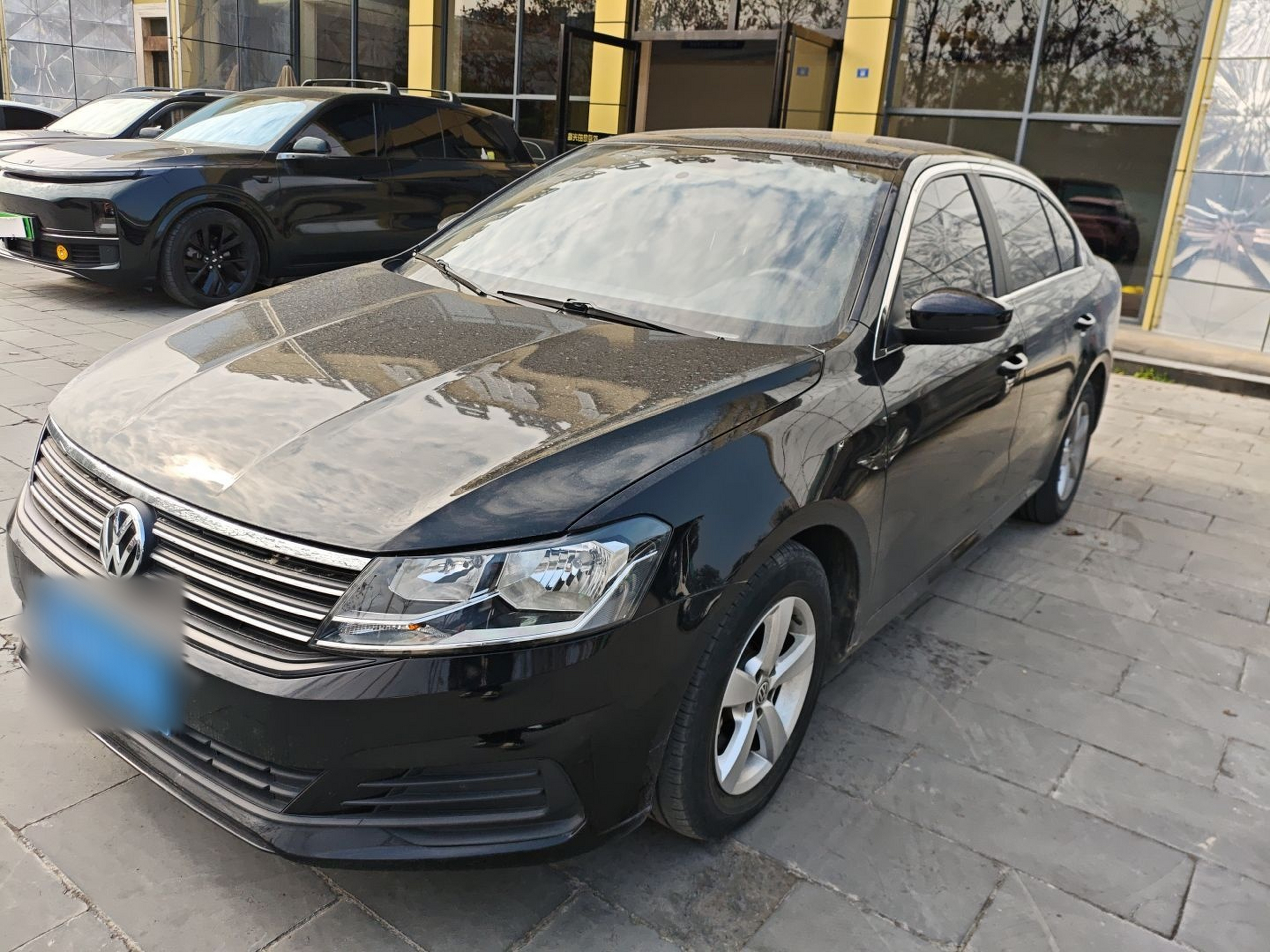 Под передней частью автомобиля