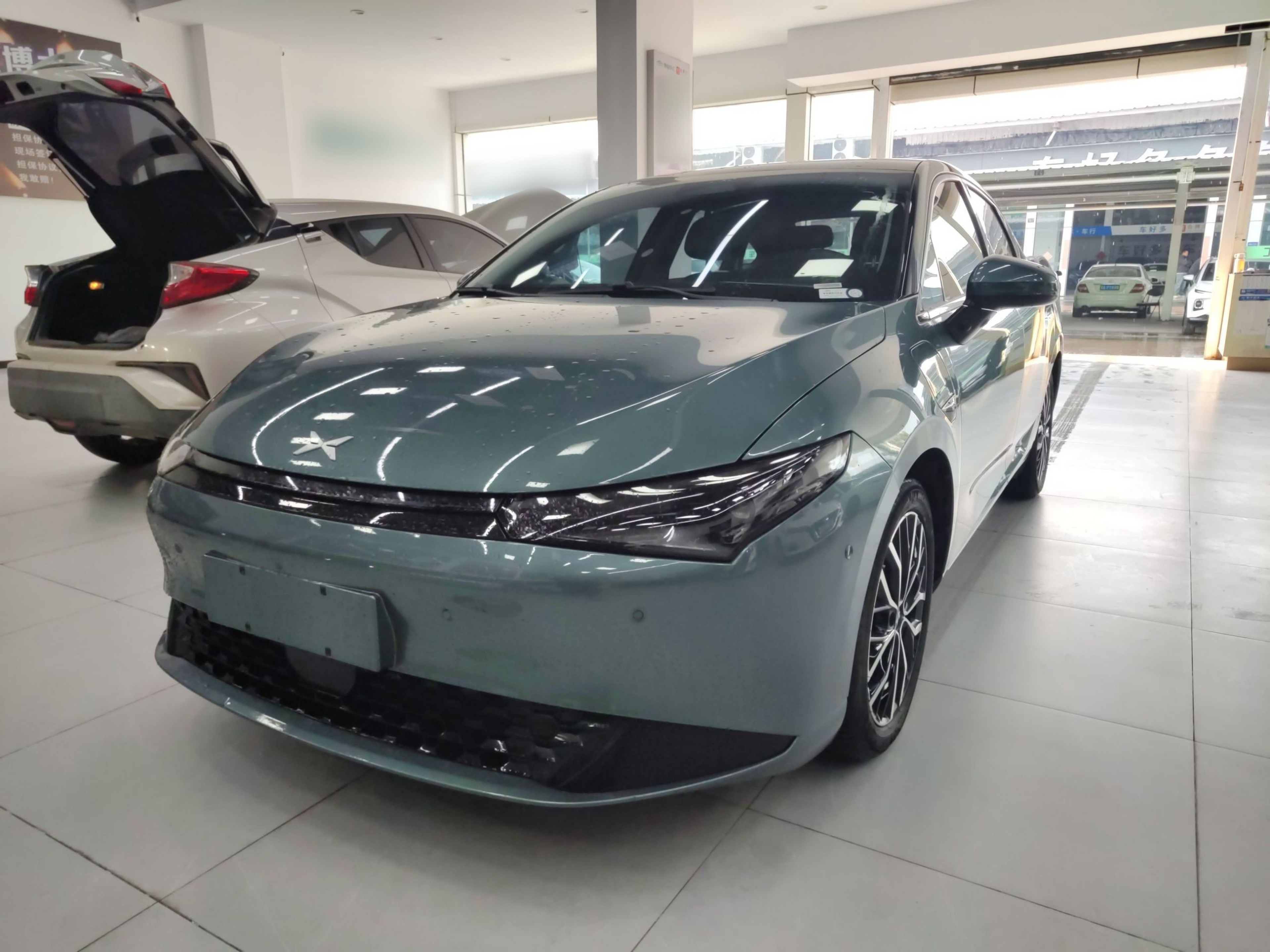 تحت مقدمة السيارة