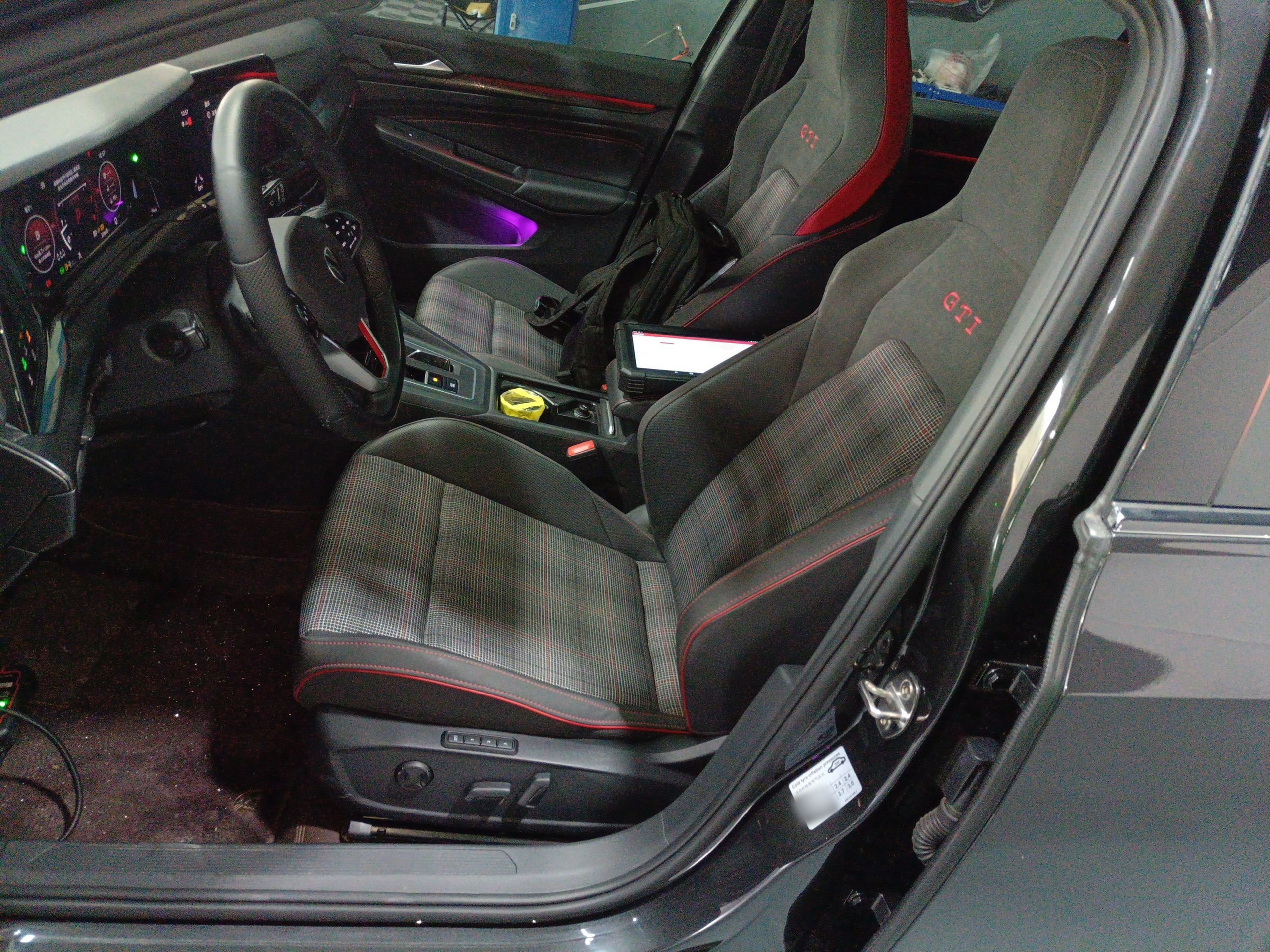 المقاعد الأمامية داخل السيارة