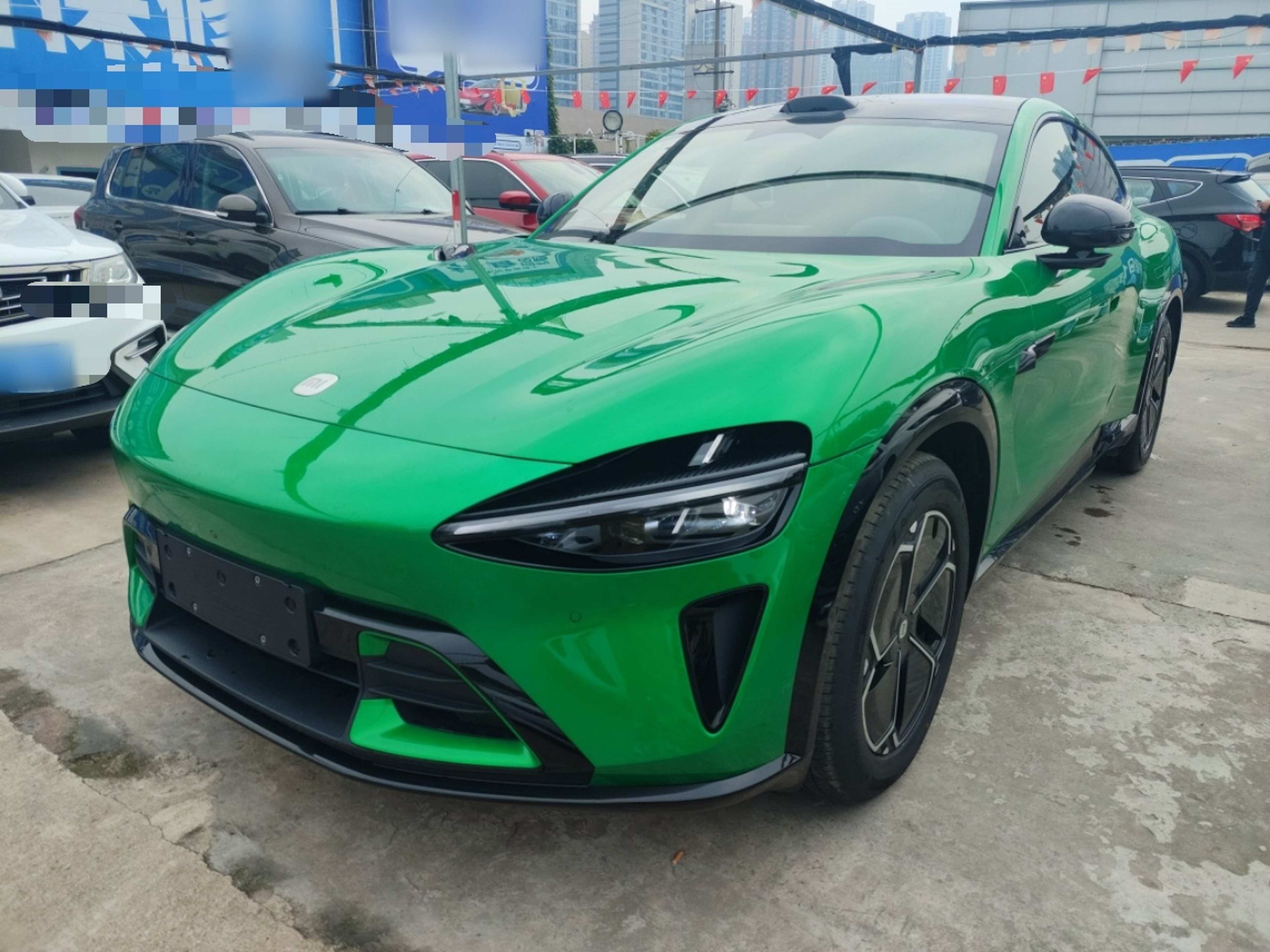 Под передней частью автомобиля