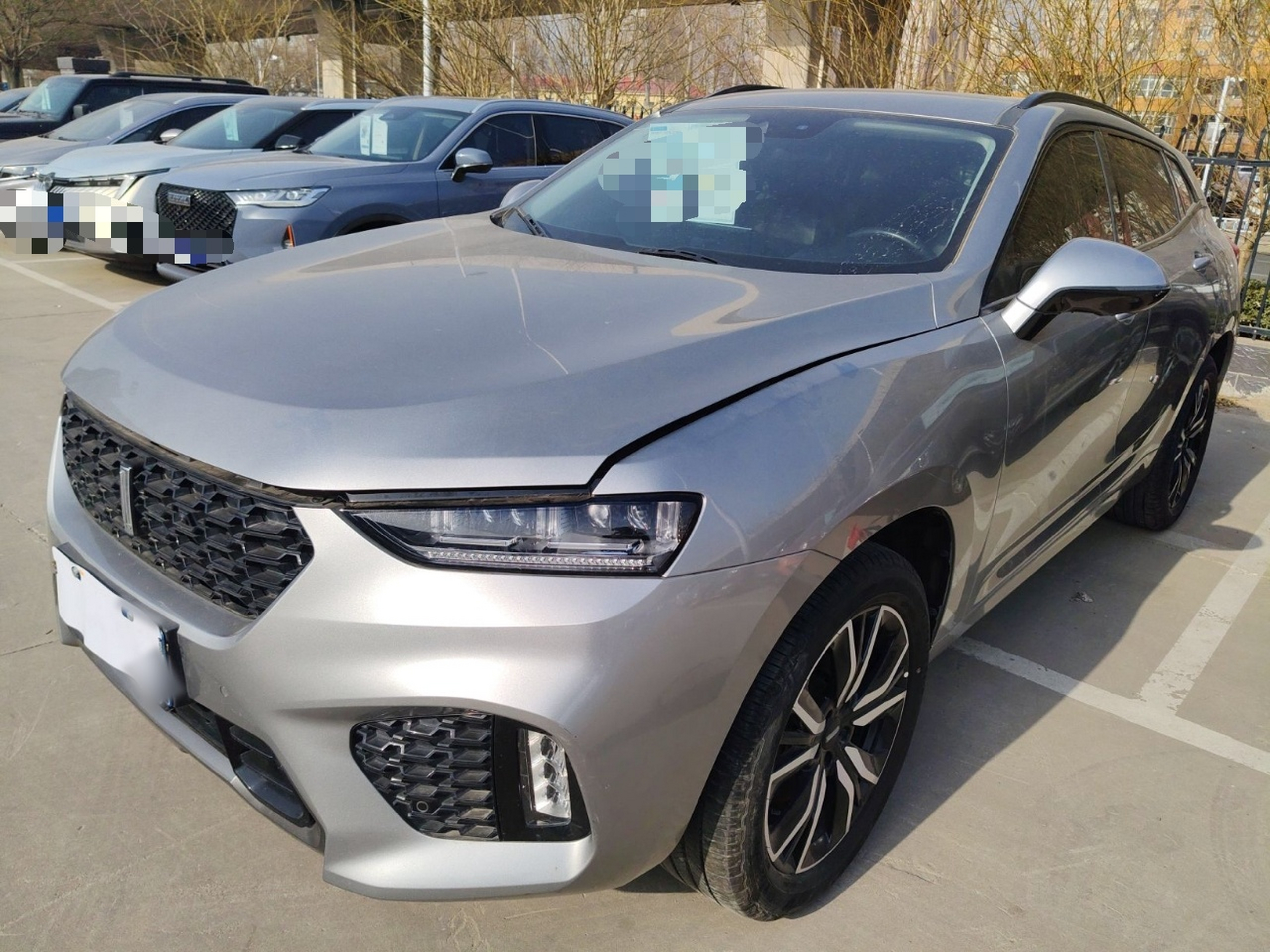 Под передней частью автомобиля