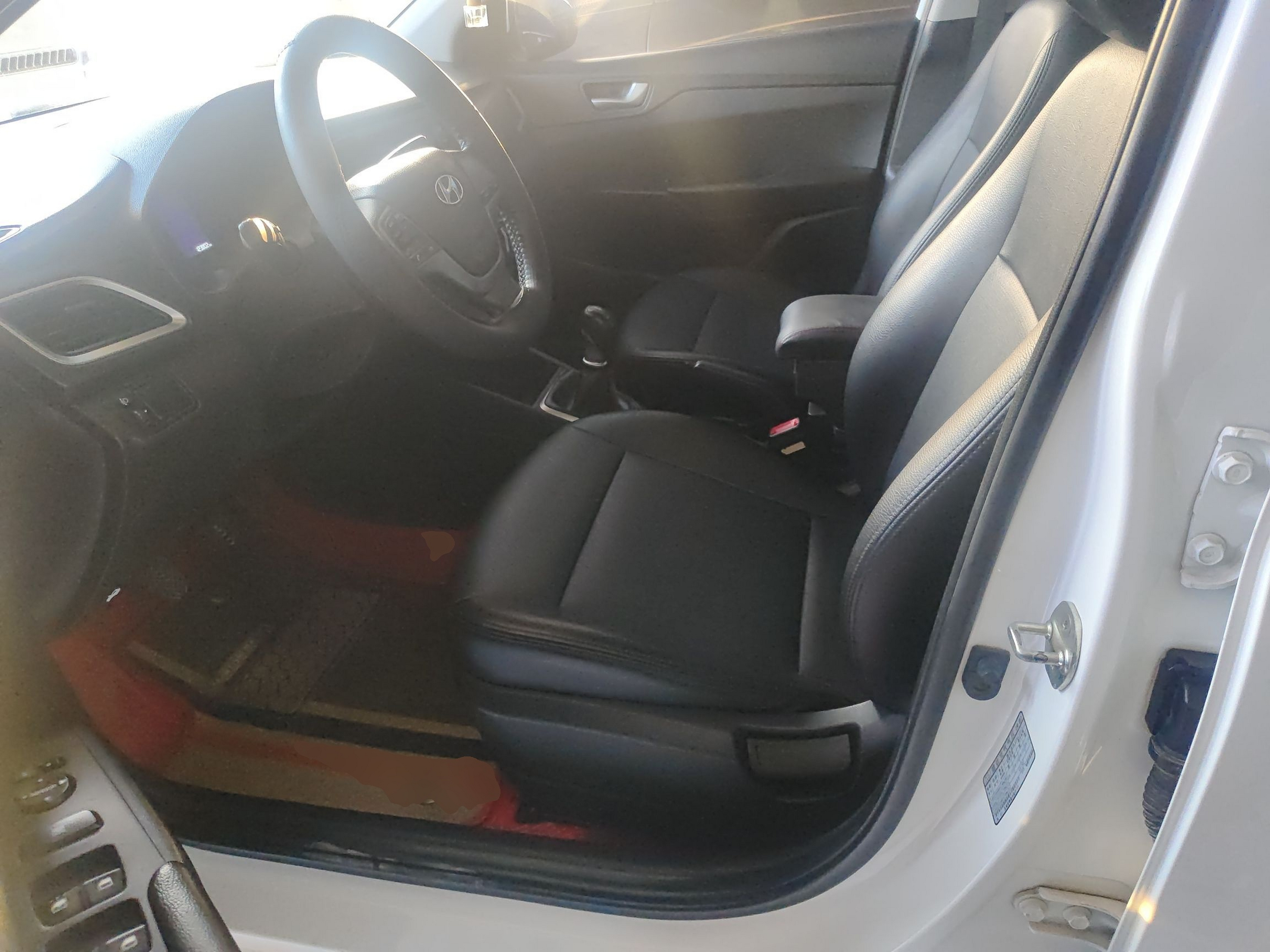 Переднее сиденье в автомобиле