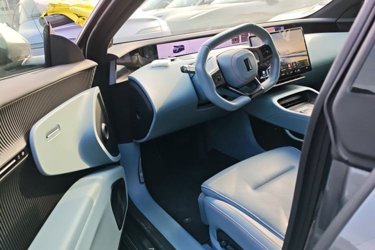 Used  12 2024 700 Three-Laser Rear-Wheel Drive Luxury Edition
