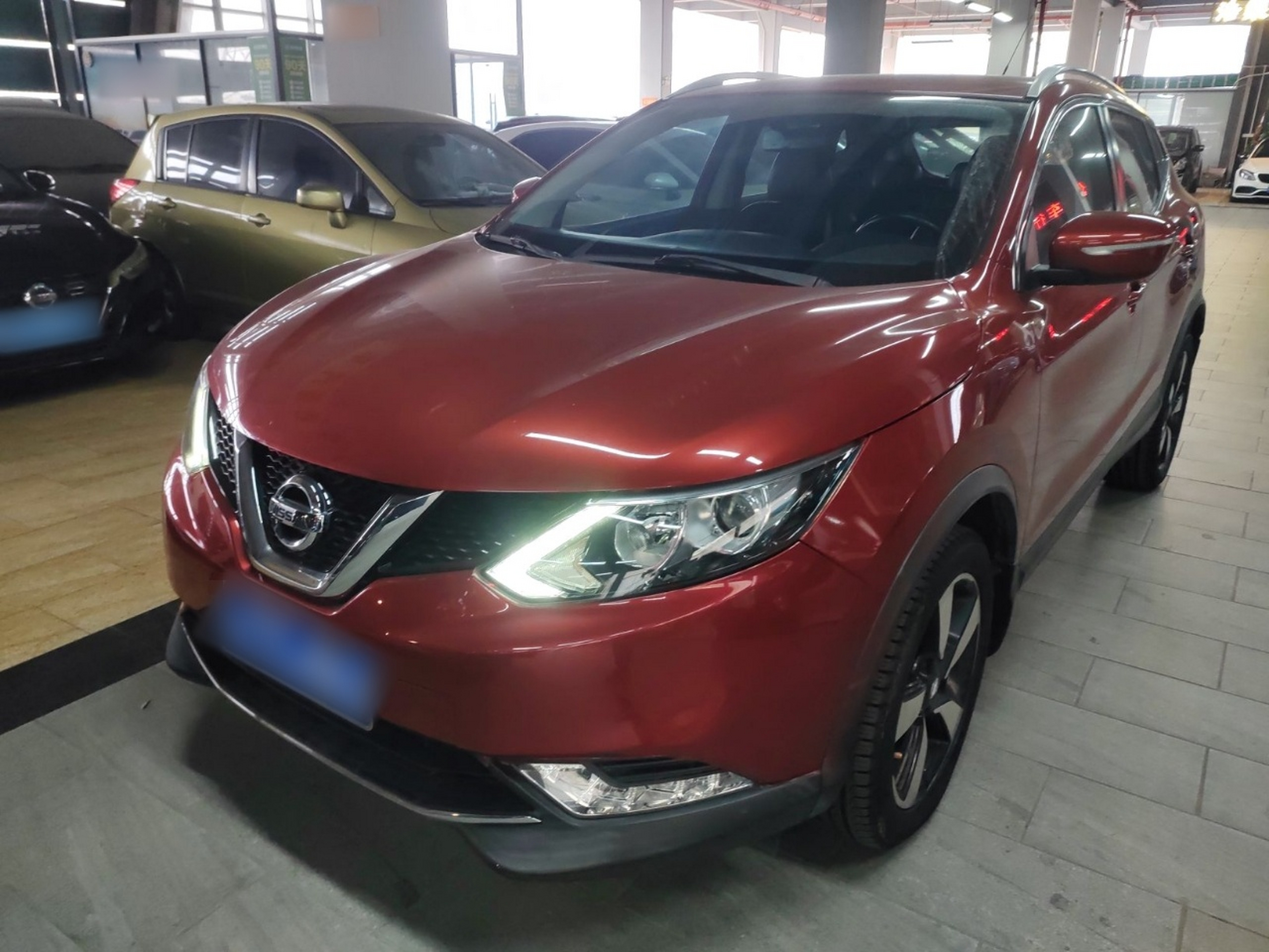 تحت مقدمة السيارة