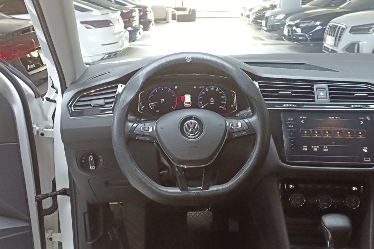 Used Volkswagen Tiguan L 2019 380TSI Automatic All-Wheel Drive Luxury Edition with 7 Seats China VI Standard
