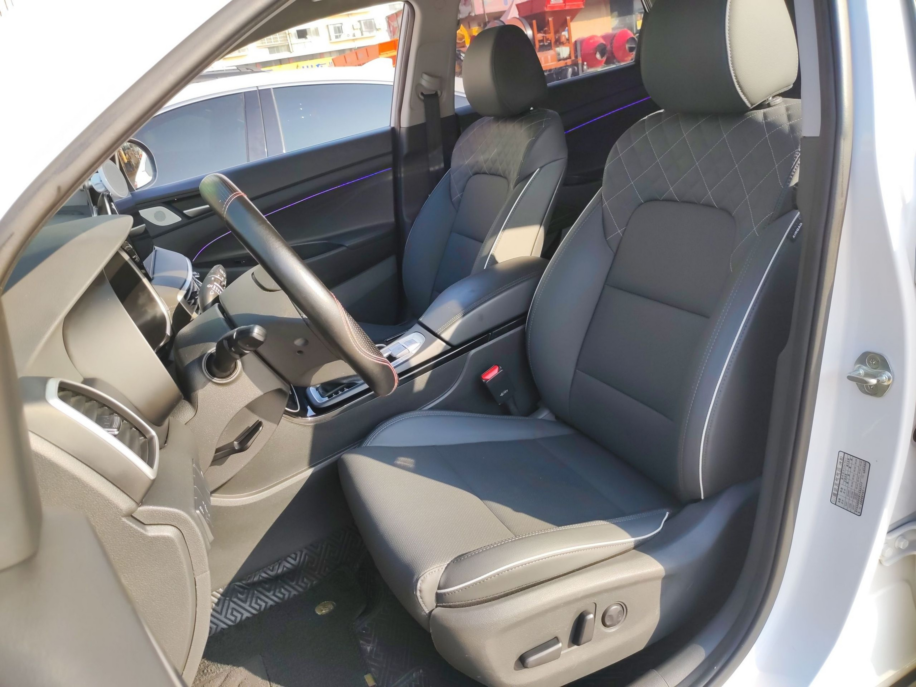 المقاعد الأمامية داخل السيارة