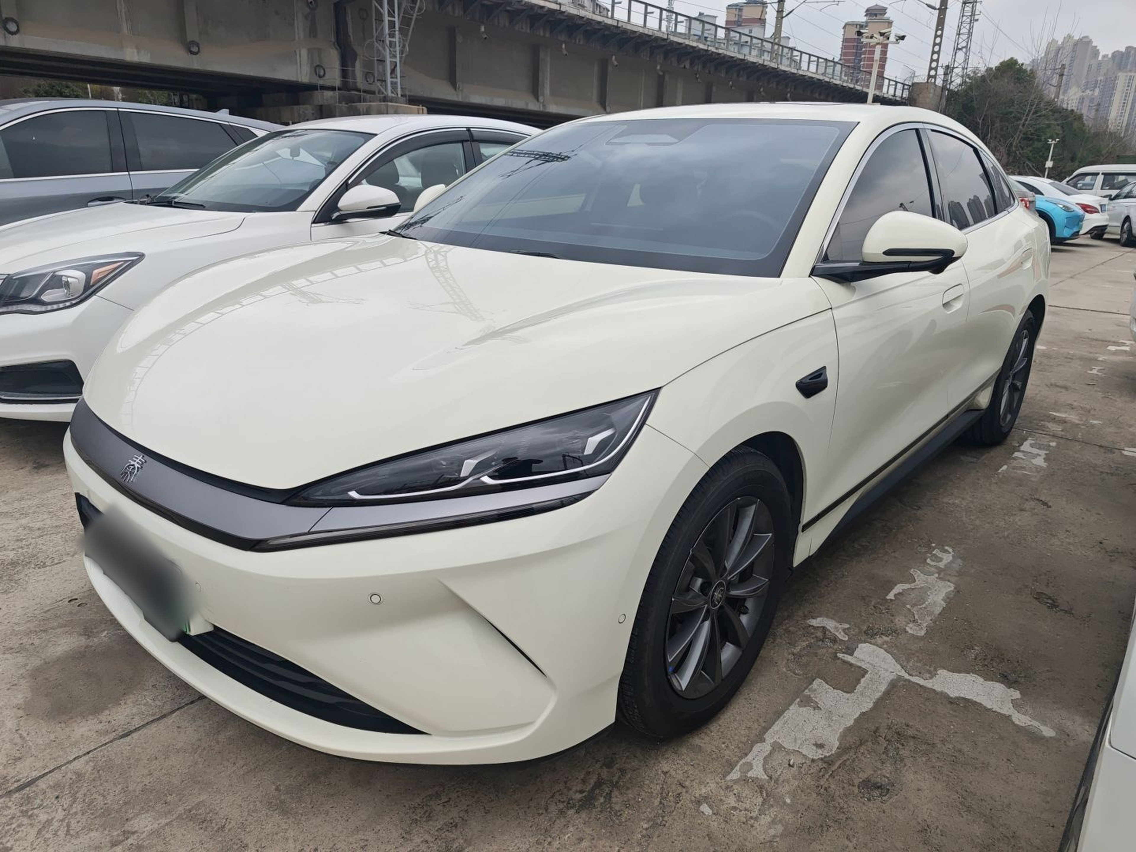 Под передней частью автомобиля