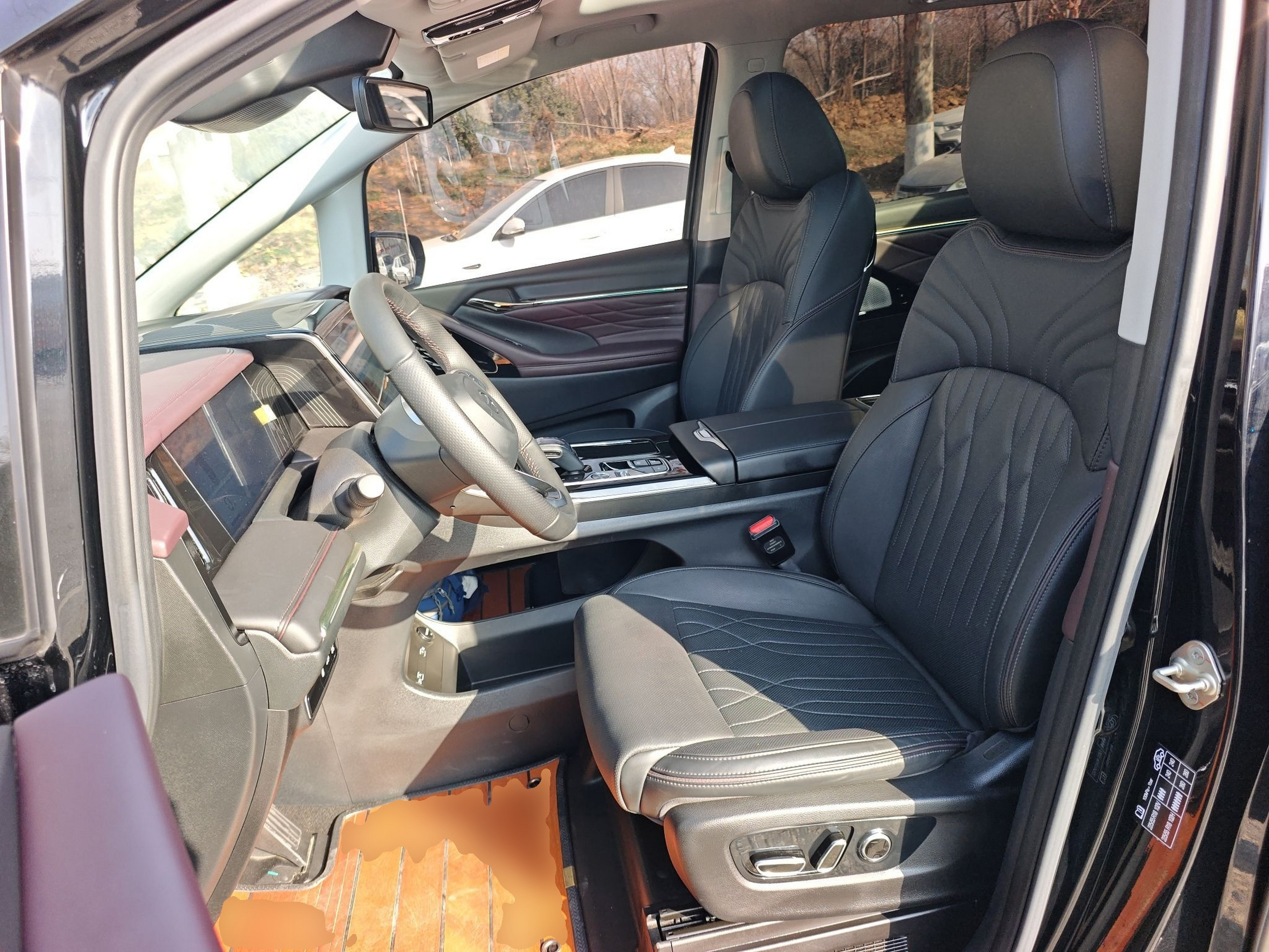 المقاعد الأمامية داخل السيارة