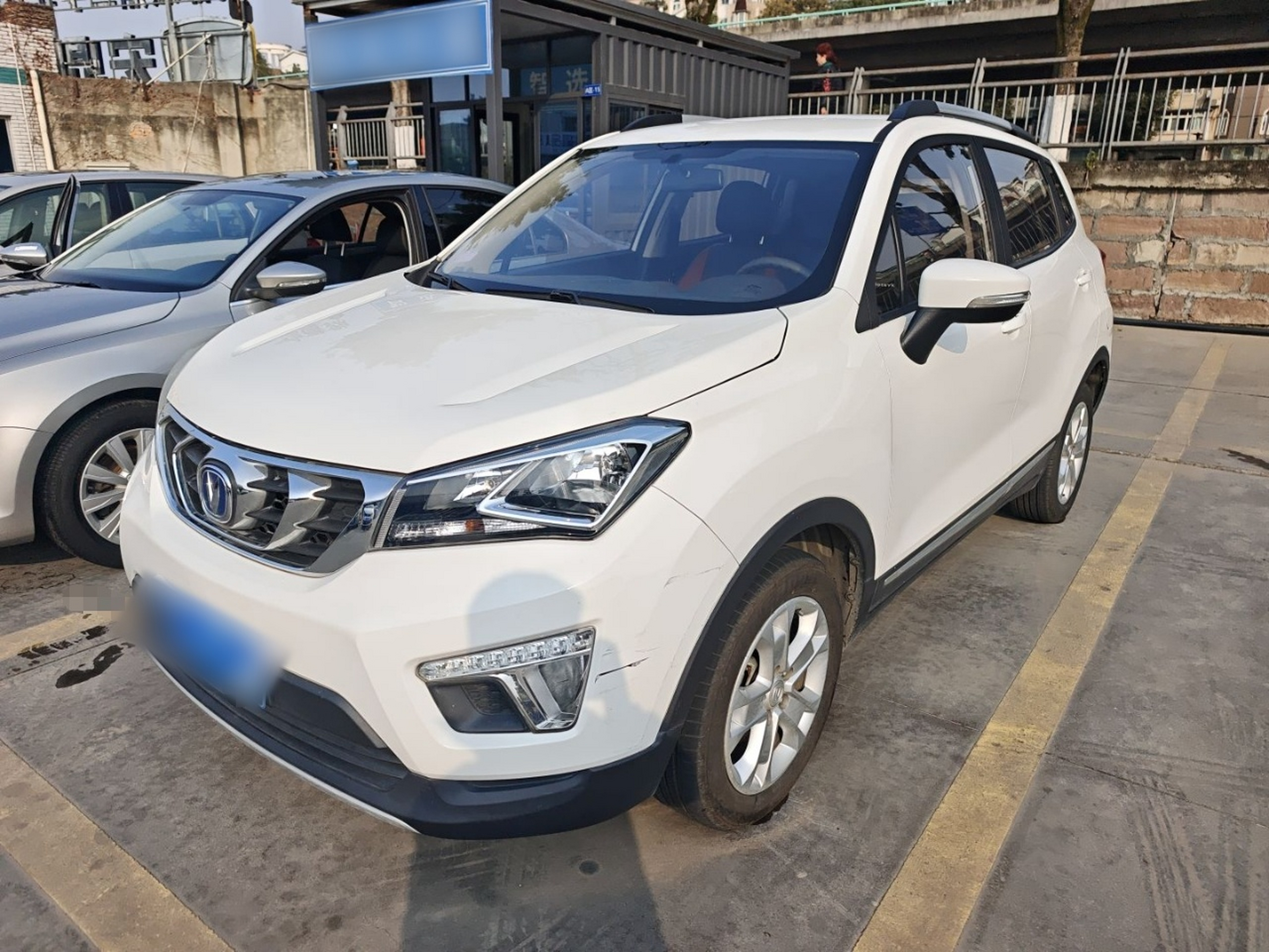 Под передней частью автомобиля