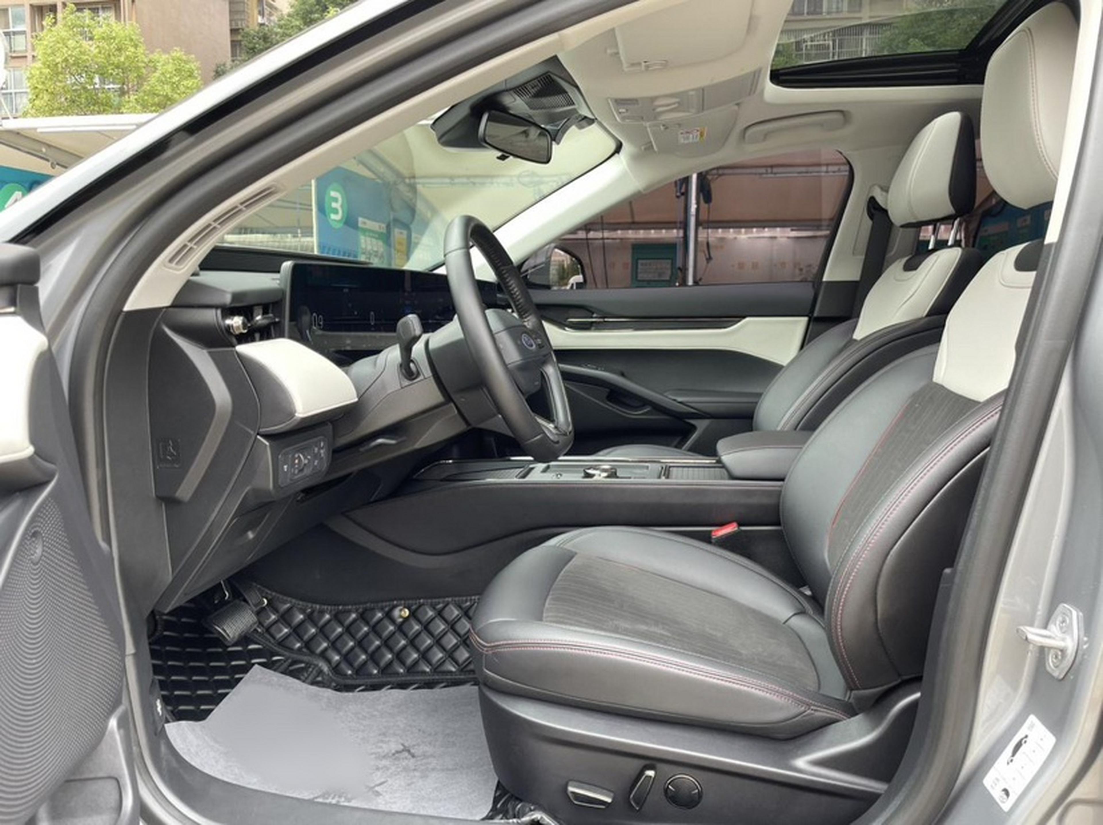 المقاعد الأمامية داخل السيارة